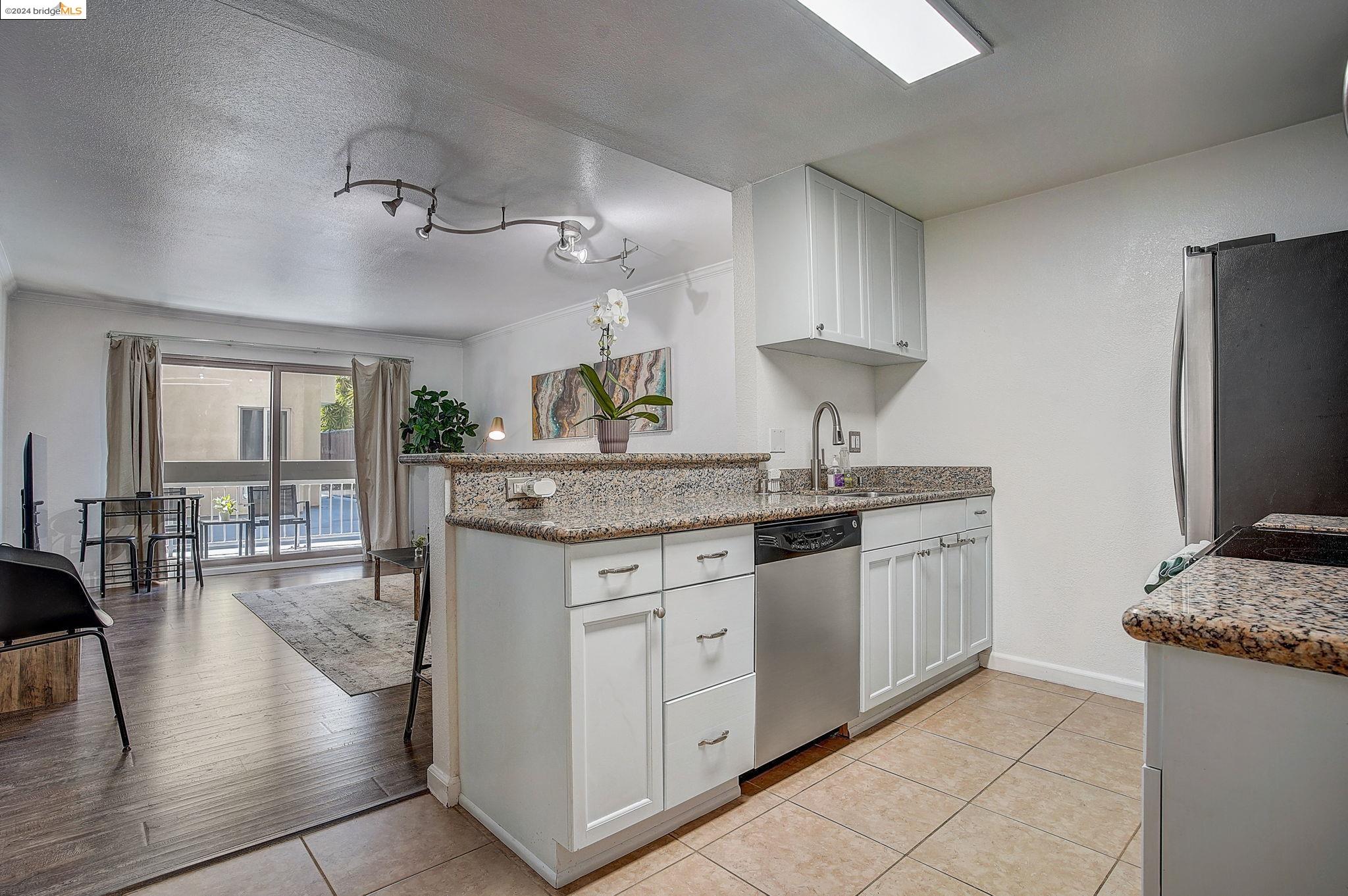 Detail Gallery Image 6 of 45 For 77 Fairmount Ave #106,  Oakland,  CA 94611 - 1 Beds | 1 Baths