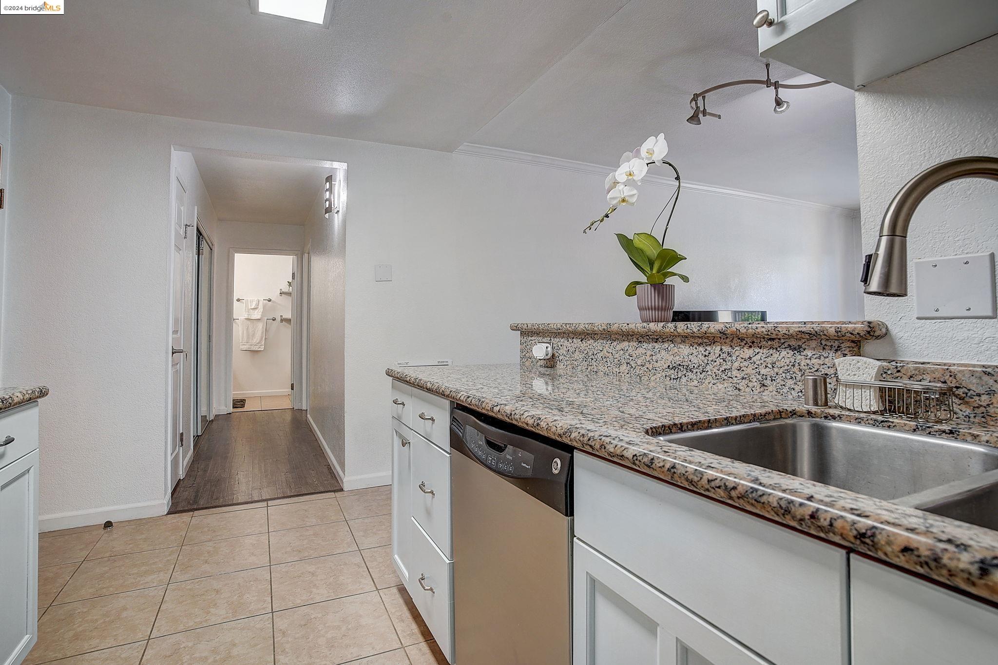 Detail Gallery Image 7 of 45 For 77 Fairmount Ave #106,  Oakland,  CA 94611 - 1 Beds | 1 Baths