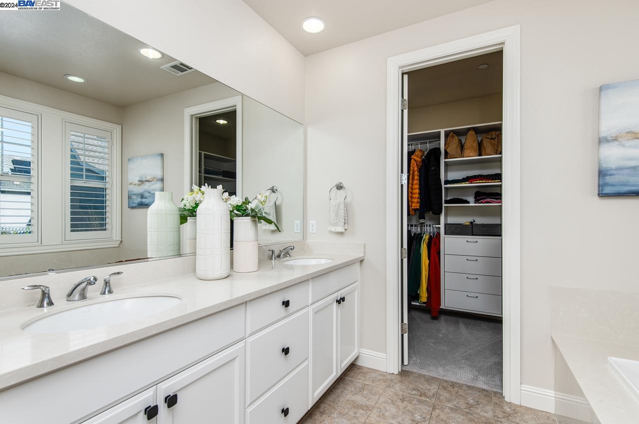 Detail Gallery Image 16 of 34 For 4322 Sunset View Dr, Dublin,  CA 94568 - 4 Beds | 2/1 Baths