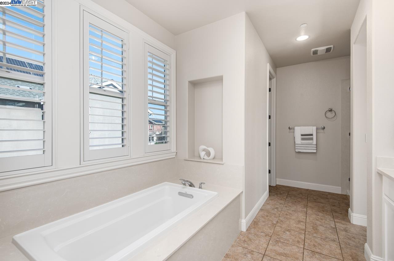 Detail Gallery Image 18 of 34 For 4322 Sunset View Dr, Dublin,  CA 94568 - 4 Beds | 2/1 Baths