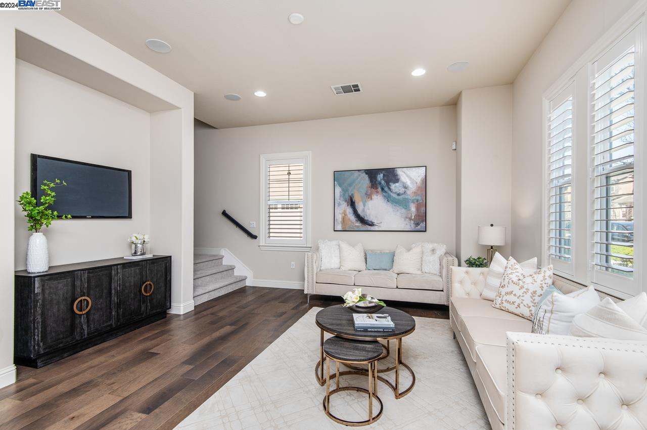 Detail Gallery Image 4 of 34 For 4322 Sunset View Dr, Dublin,  CA 94568 - 4 Beds | 2/1 Baths