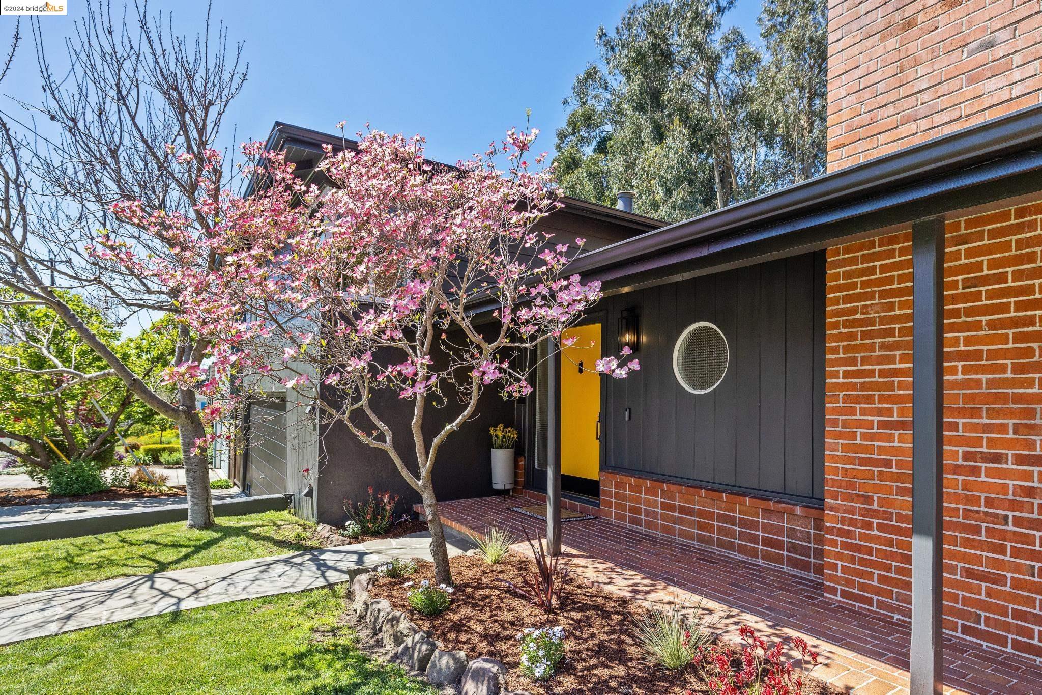 Detail Gallery Image 5 of 59 For 3815 Silverwood Ave, Oakland,  CA 94602 - 3 Beds | 2 Baths