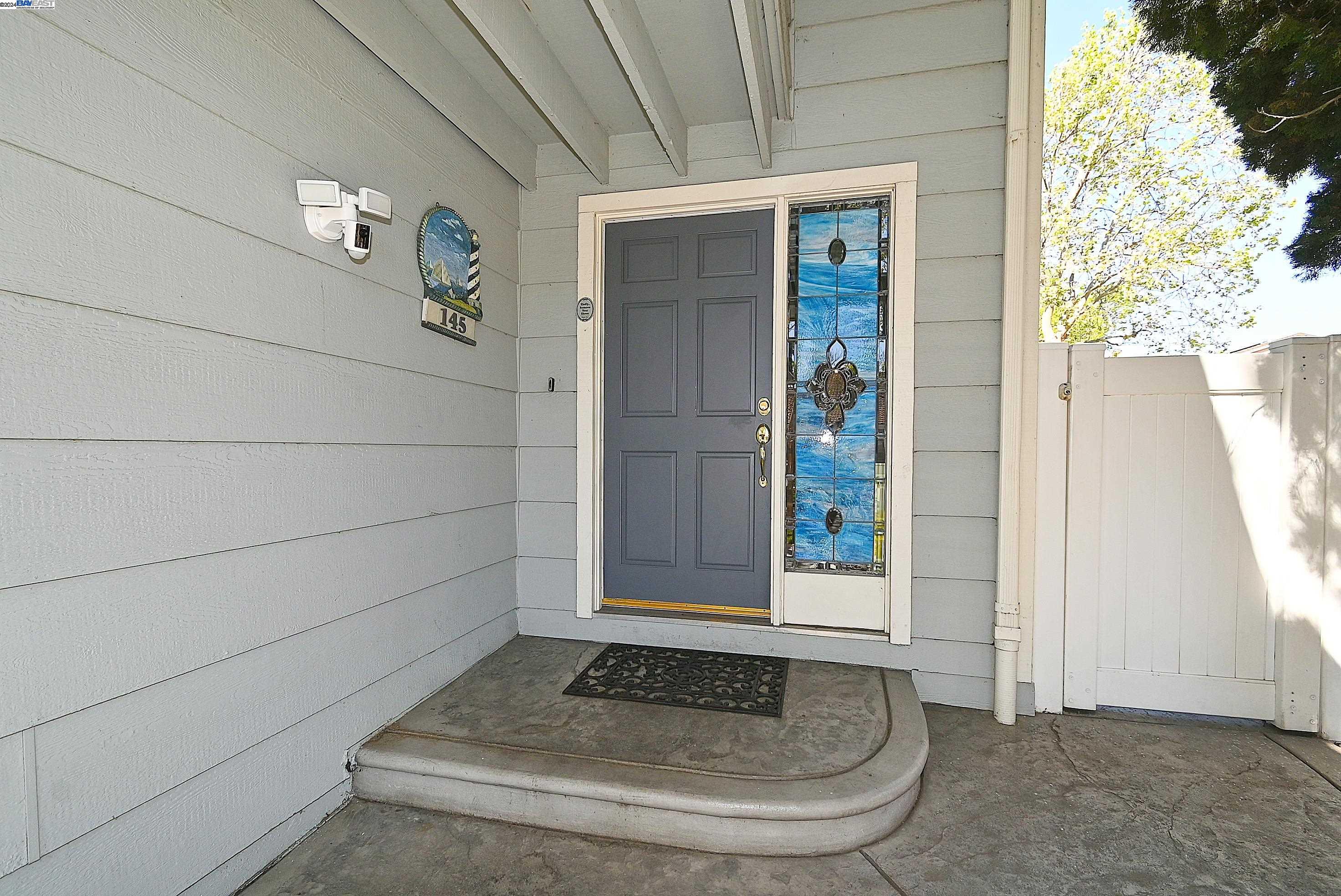 Detail Gallery Image 4 of 53 For 145 Shoreline Dr, Pittsburg,  CA 94565 - 3 Beds | 2/1 Baths