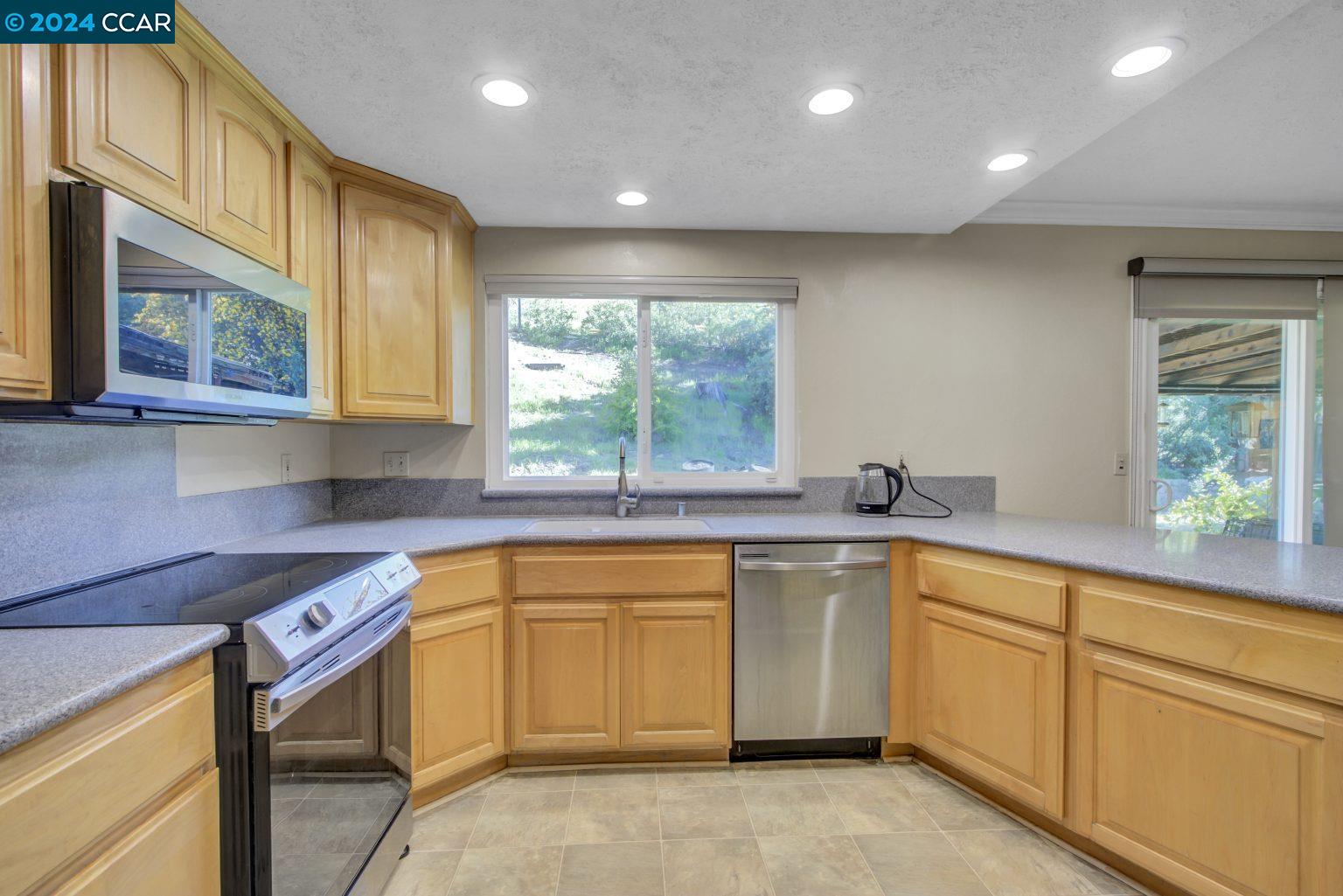 Detail Gallery Image 11 of 54 For 2409 Grimsby Dr, Antioch,  CA 94509 - 4 Beds | 2/1 Baths