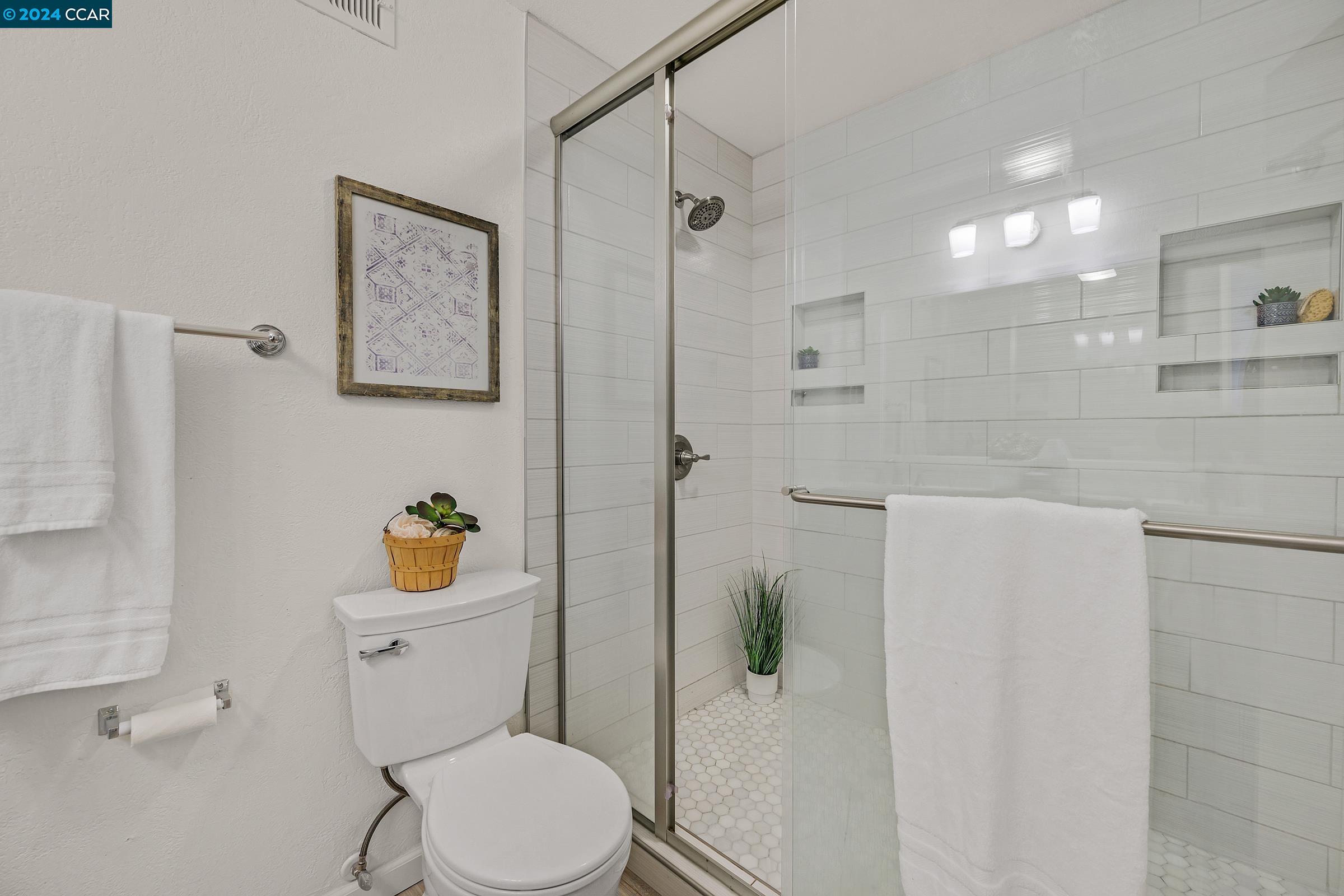 Detail Gallery Image 13 of 23 For Greenlawn Dr, Danville,  CA 94526 - 2 Beds | 2 Baths