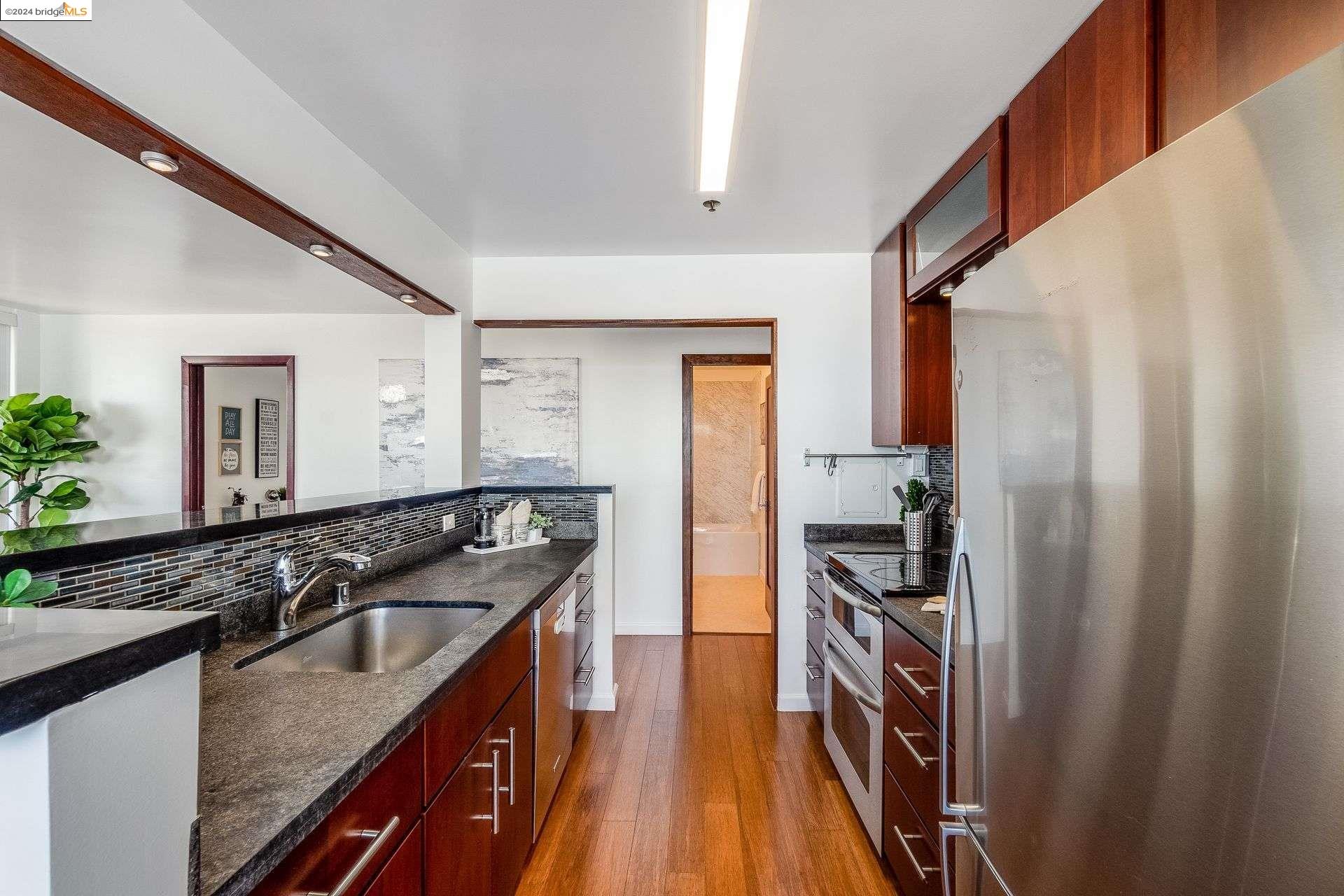 Detail Gallery Image 17 of 29 For 555 Pierce St #1720,  Albany,  CA 94706 - 2 Beds | 2 Baths