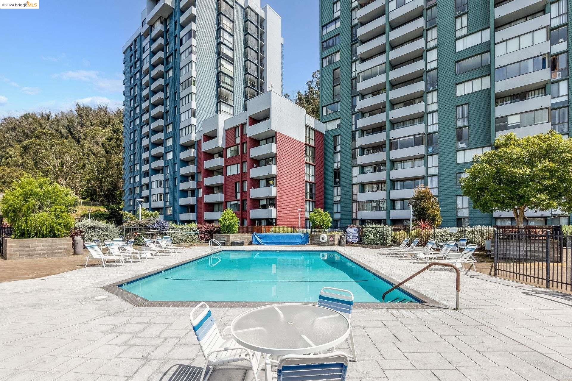 Detail Gallery Image 24 of 29 For 555 Pierce St #1720,  Albany,  CA 94706 - 2 Beds | 2 Baths