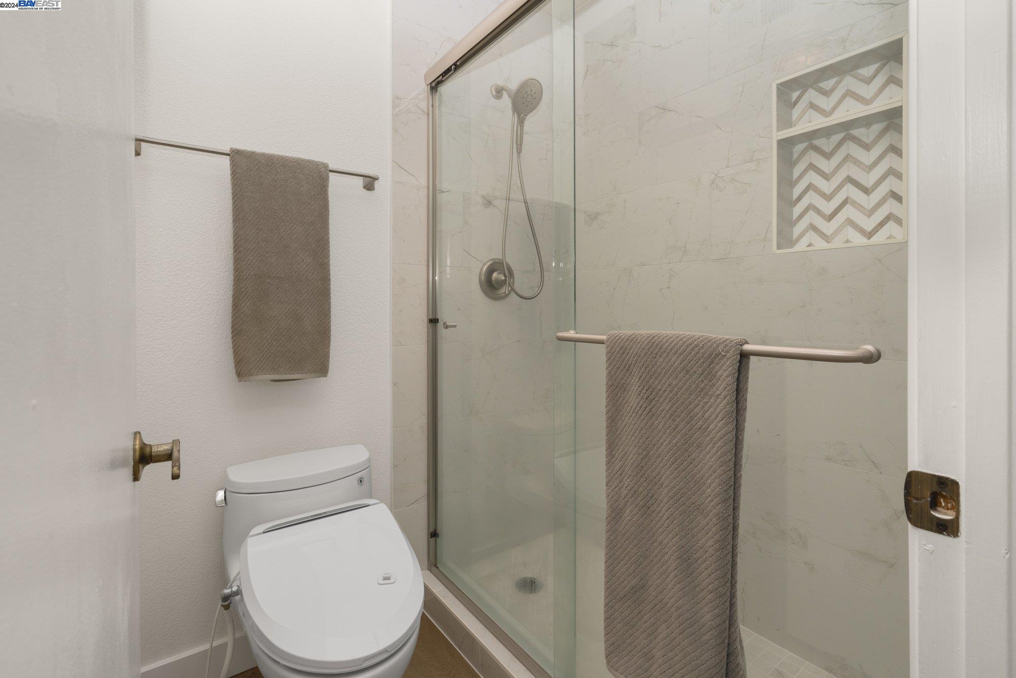Detail Gallery Image 20 of 34 For 25099 Oakridge Ct, Hayward,  CA 94541 - 3 Beds | 2/1 Baths