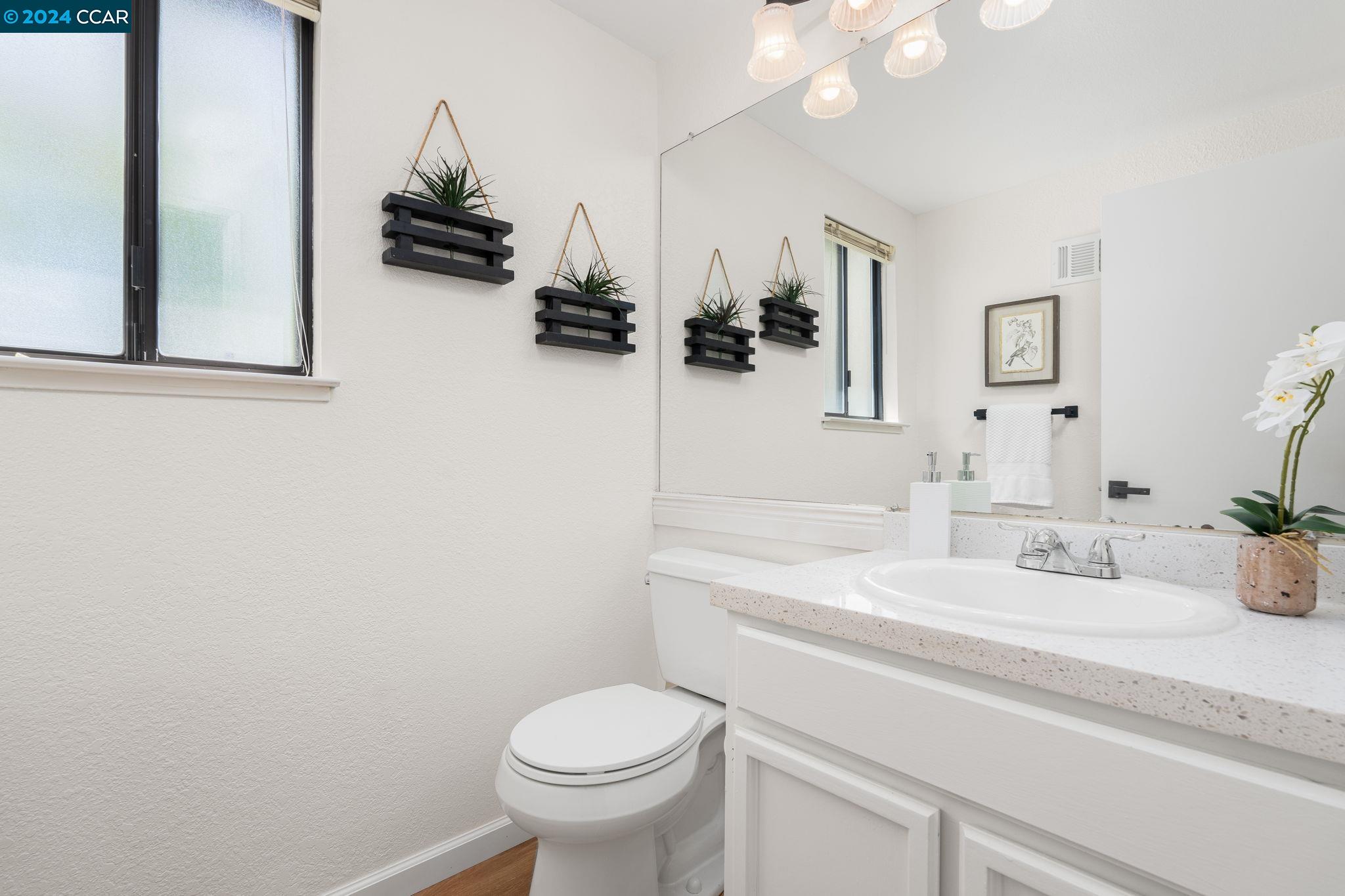 Detail Gallery Image 6 of 24 For 2344 Lake Meadow Cir, Martinez,  CA 94553 - 2 Beds | 2/1 Baths