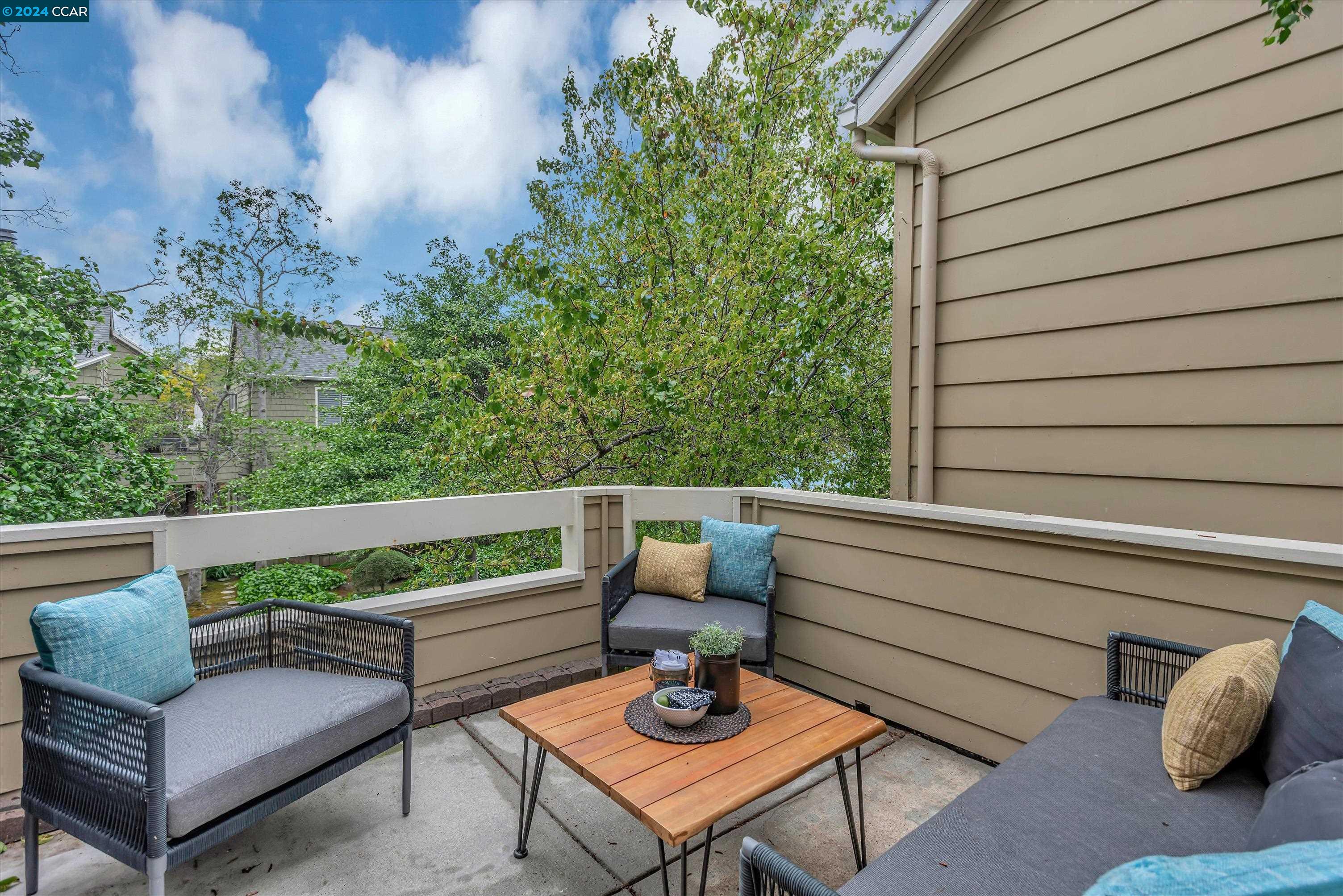 Detail Gallery Image 2 of 46 For 978 Shoreline Dr, San Mateo,  CA 94404 - 1 Beds | 2 Baths