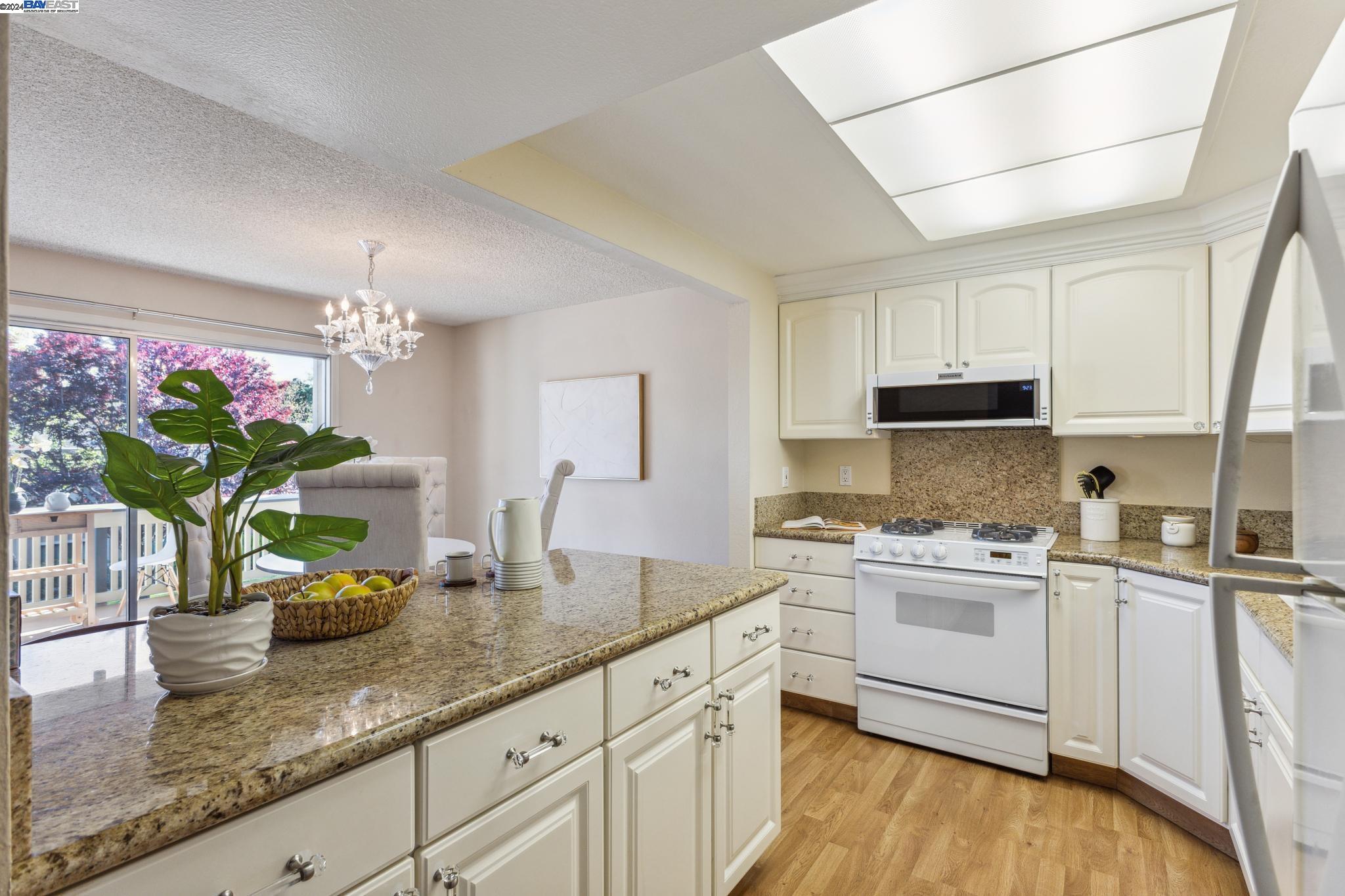 Detail Gallery Image 14 of 36 For 1301 Canyonwood Ct #8,  Walnut Creek,  CA 94595 - 2 Beds | 2 Baths