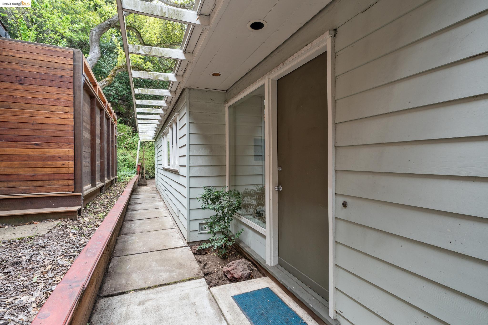 Detail Gallery Image 2 of 47 For 1402 Glendale Ave, Berkeley,  CA 94708 - 2 Beds | 2 Baths