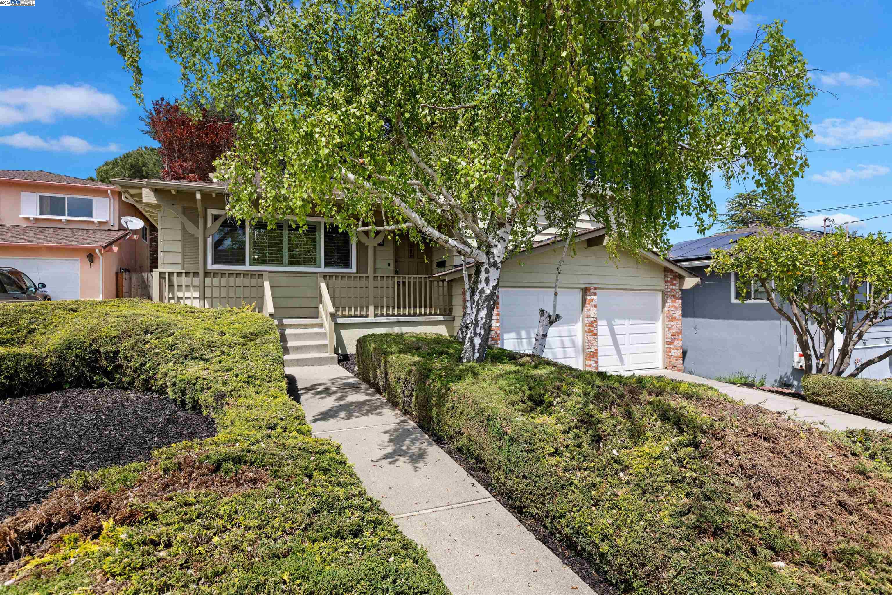 Detail Gallery Image 3 of 35 For 2441 Mikemary Ct, Castro Valley,  CA 94546 - 3 Beds | 2/1 Baths