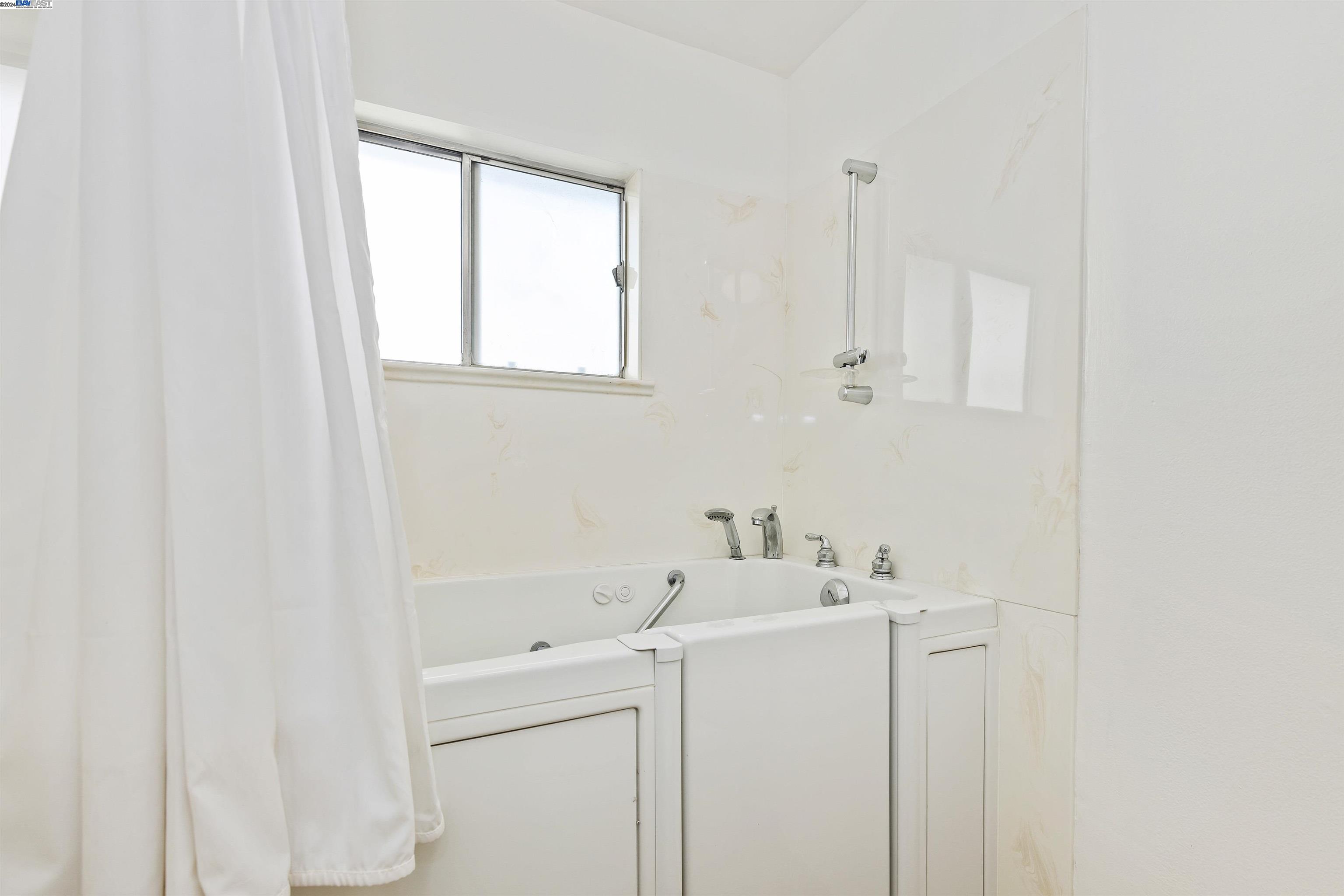 Detail Gallery Image 26 of 35 For 2441 Mikemary Ct, Castro Valley,  CA 94546 - 3 Beds | 2/1 Baths