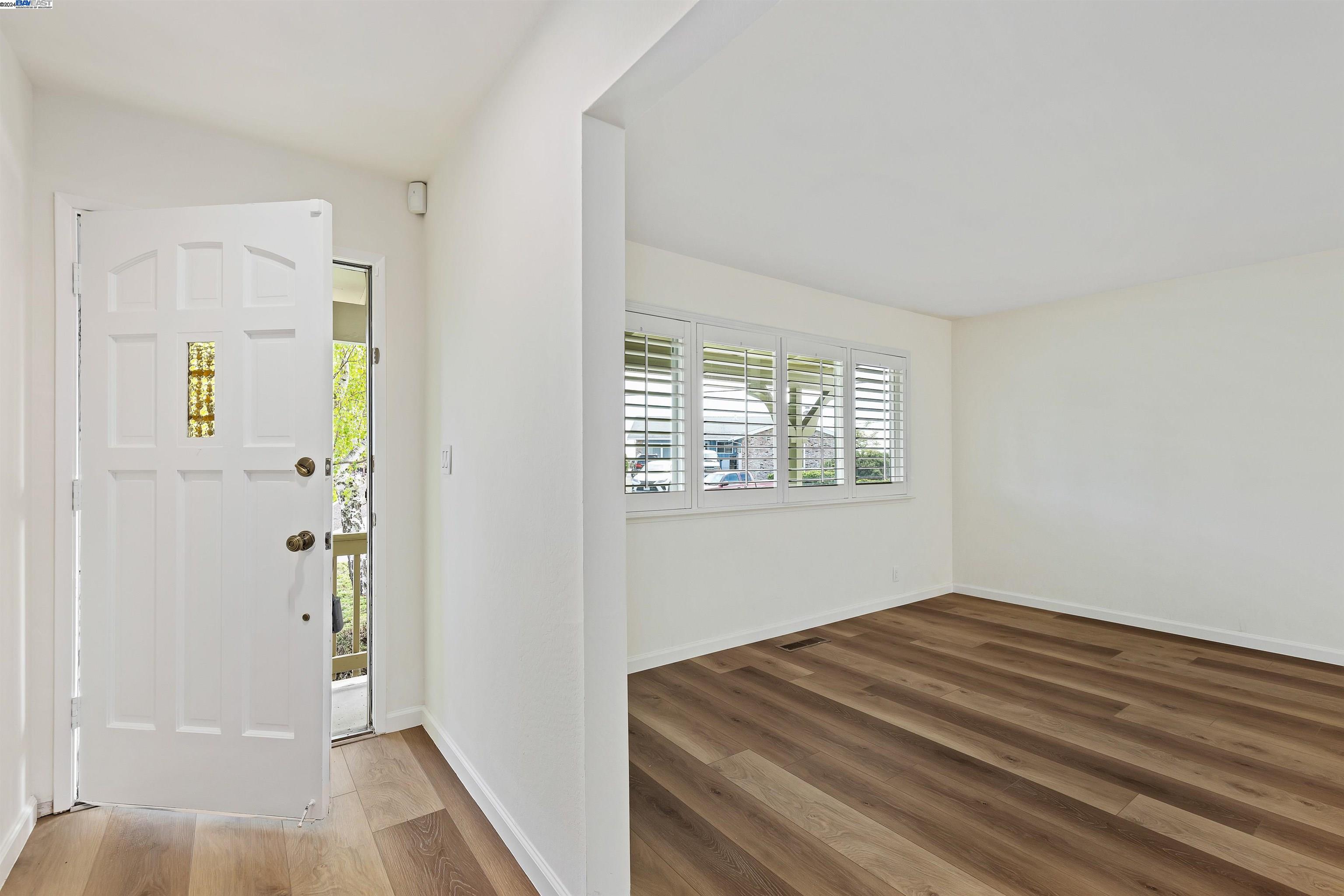Detail Gallery Image 6 of 35 For 2441 Mikemary Ct, Castro Valley,  CA 94546 - 3 Beds | 2/1 Baths