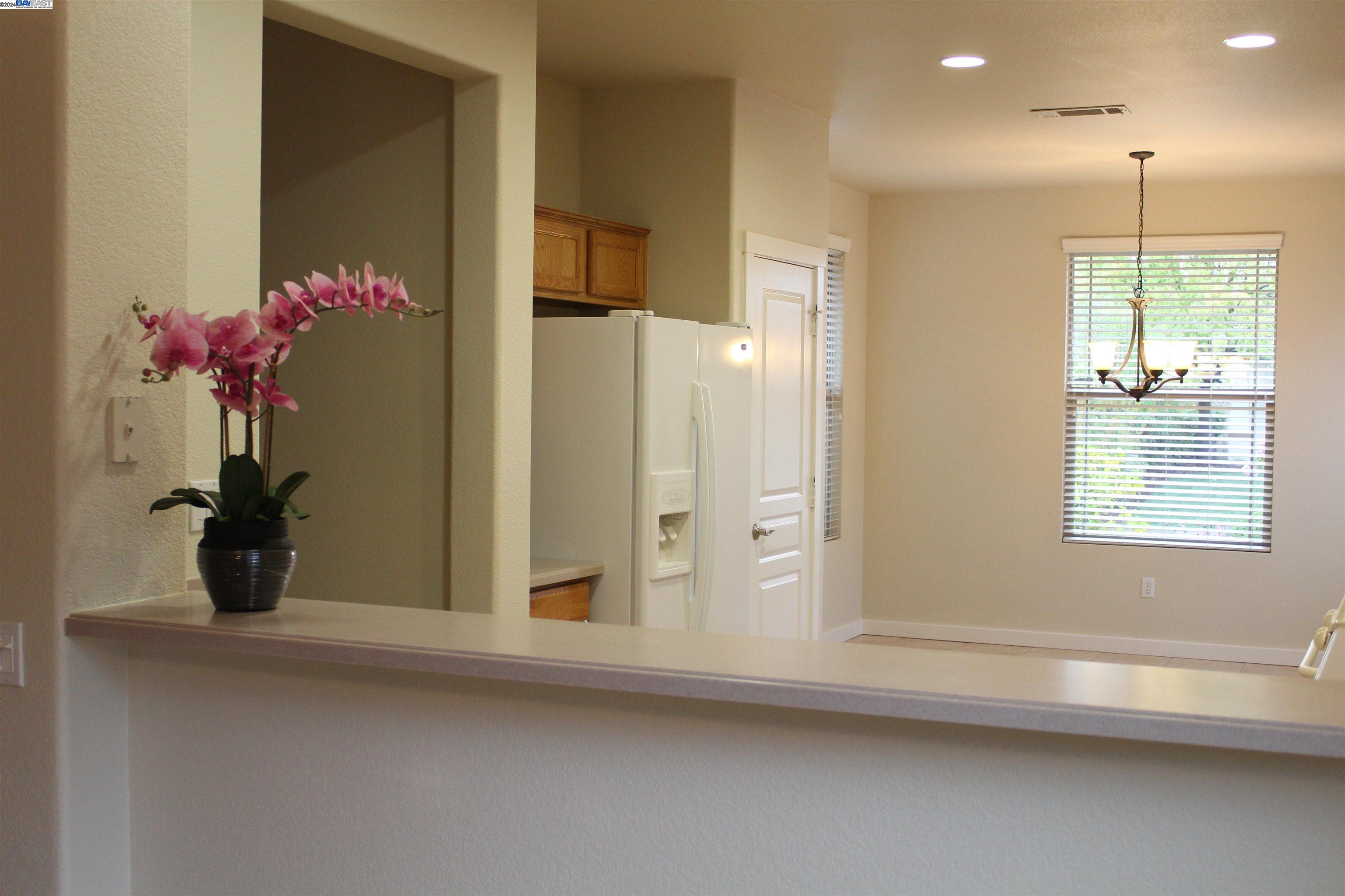 Detail Gallery Image 9 of 19 For 2583 Eagles Peak Ln, Lincoln,  CA 95648 - 2 Beds | 2 Baths
