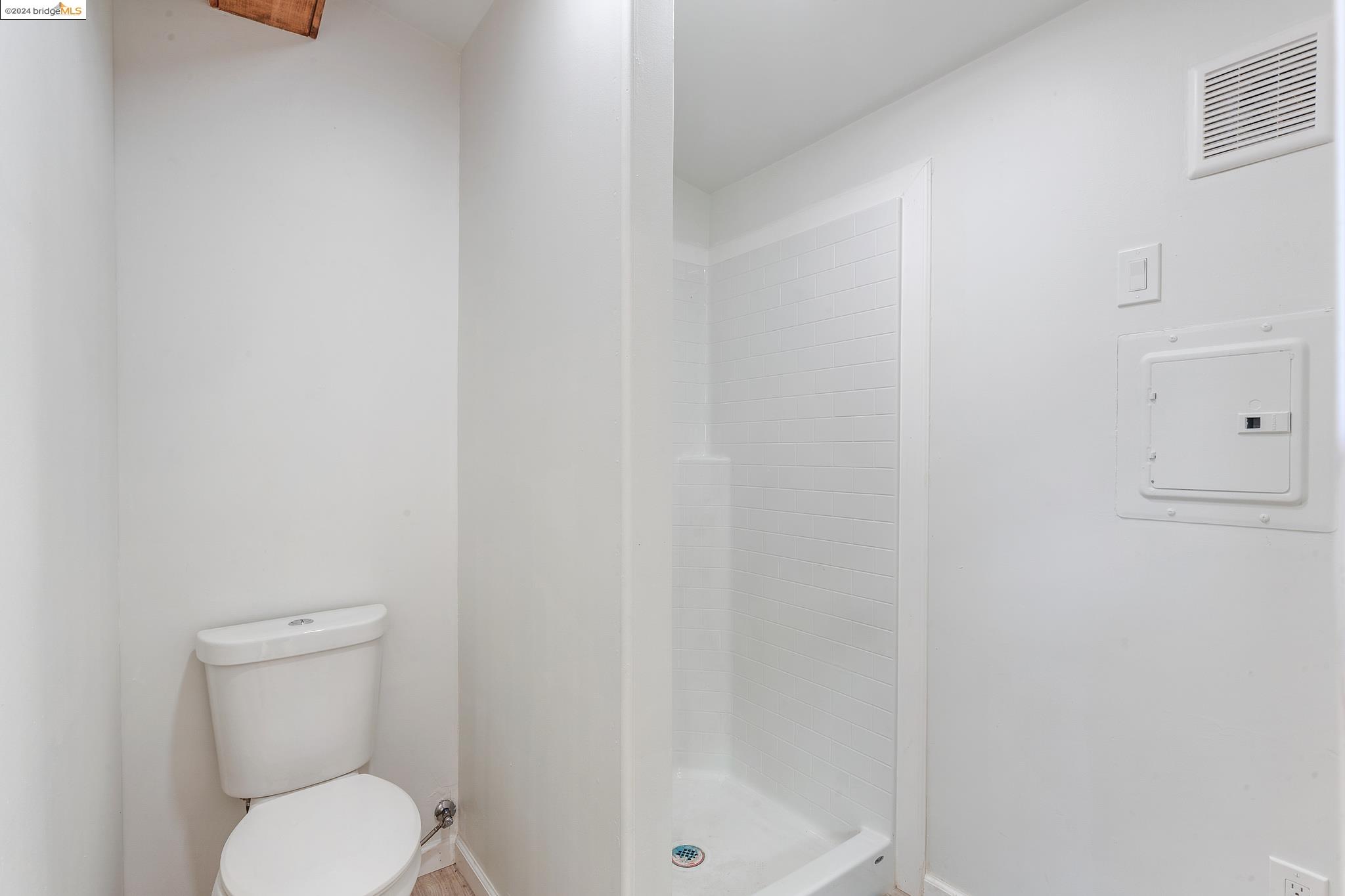 Detail Gallery Image 13 of 55 For 1051 61st St, Oakland,  CA 94608 - – Beds | – Baths