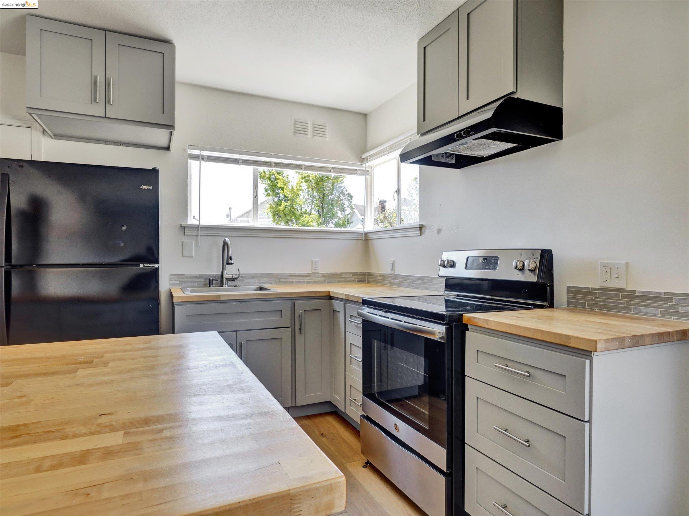 Detail Gallery Image 28 of 55 For 1051 61st St, Oakland,  CA 94608 - – Beds | – Baths