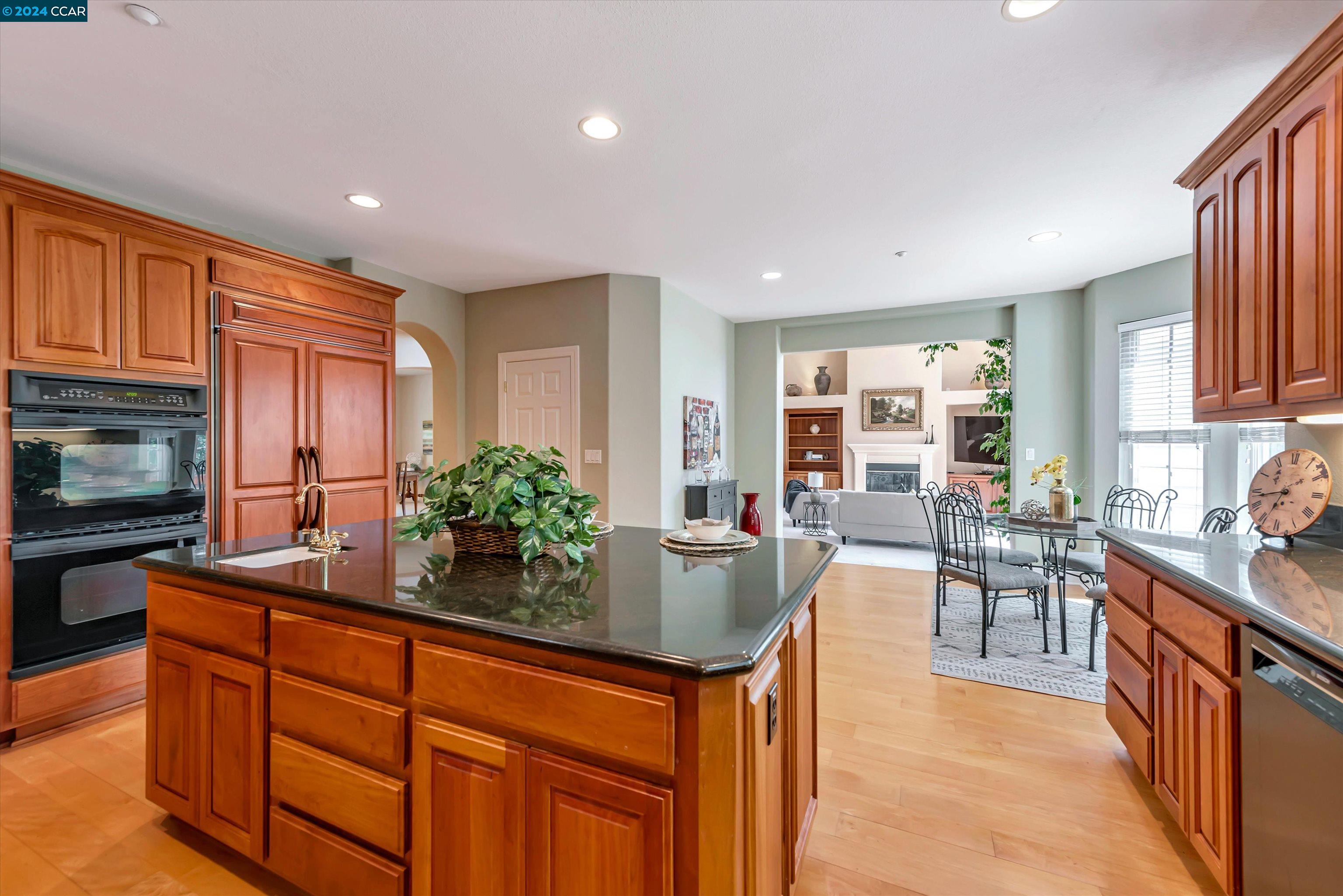 Detail Gallery Image 7 of 28 For 5430 Stonehurst Drive, Martinez,  CA 94553 - 4 Beds | 3/1 Baths