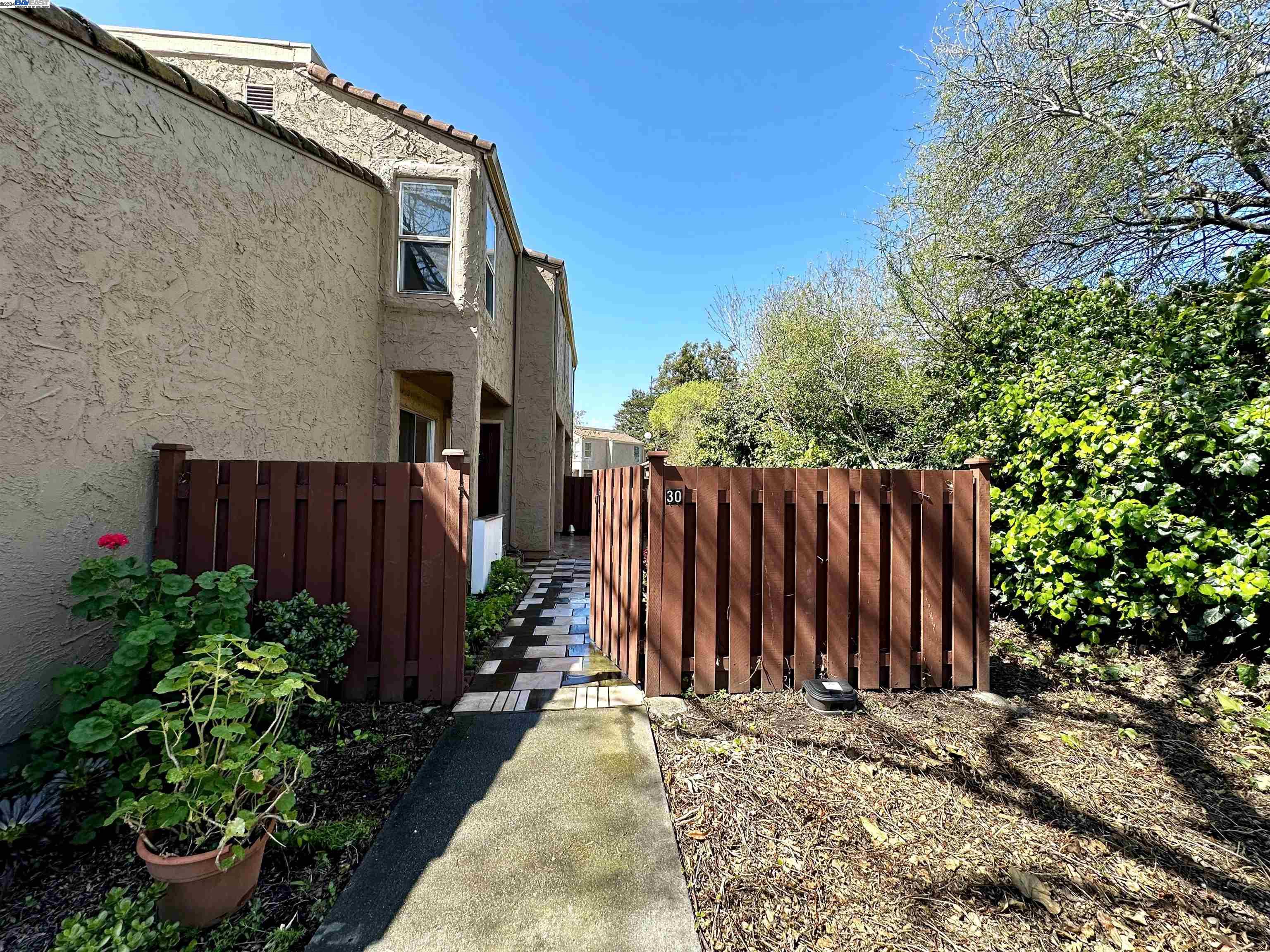 Detail Gallery Image 2 of 33 For 30 Campo Verde Cir, San Pablo,  CA 94806 - 2 Beds | 2/1 Baths