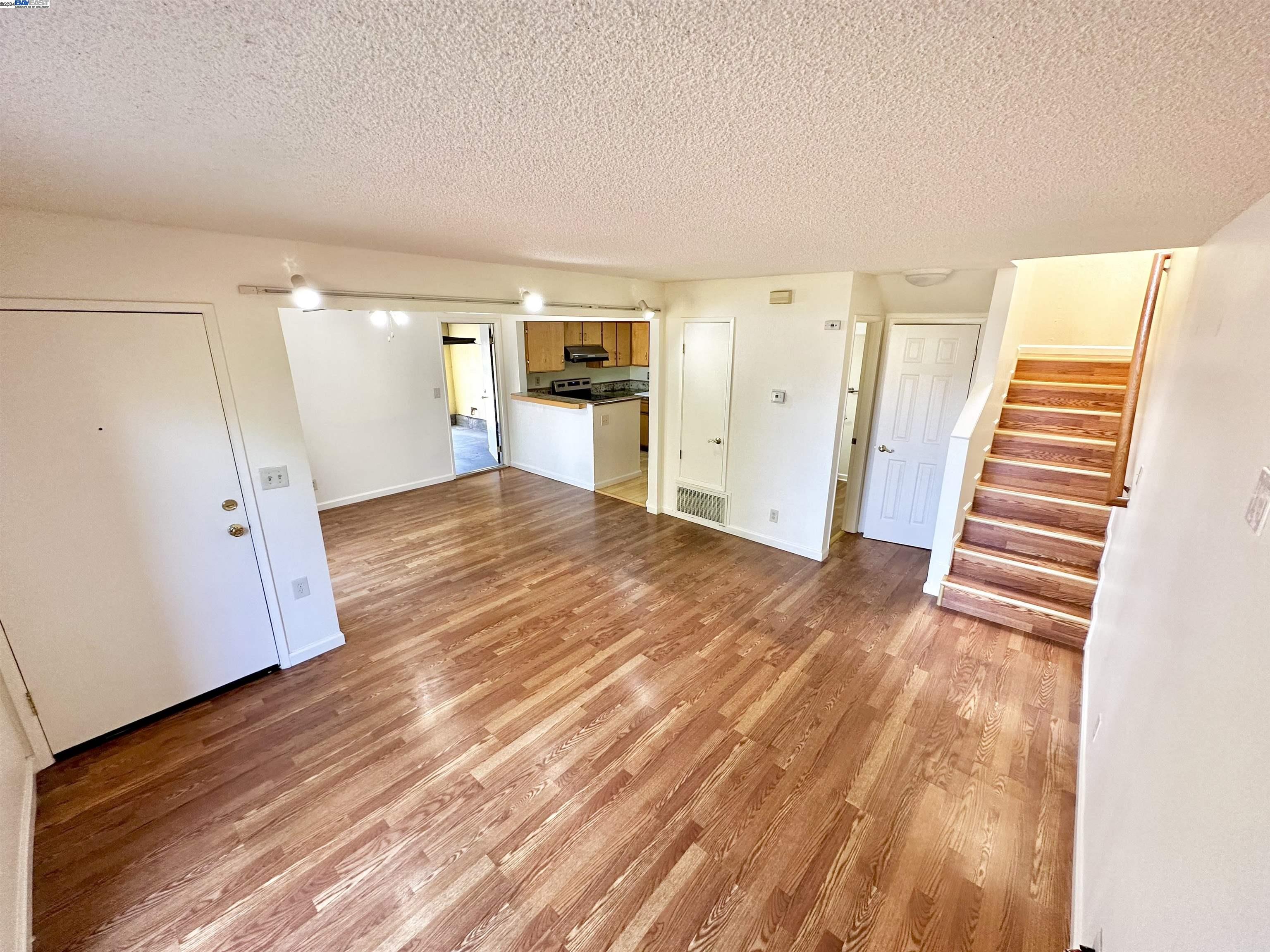 Detail Gallery Image 8 of 33 For 30 Campo Verde Cir, San Pablo,  CA 94806 - 2 Beds | 2/1 Baths