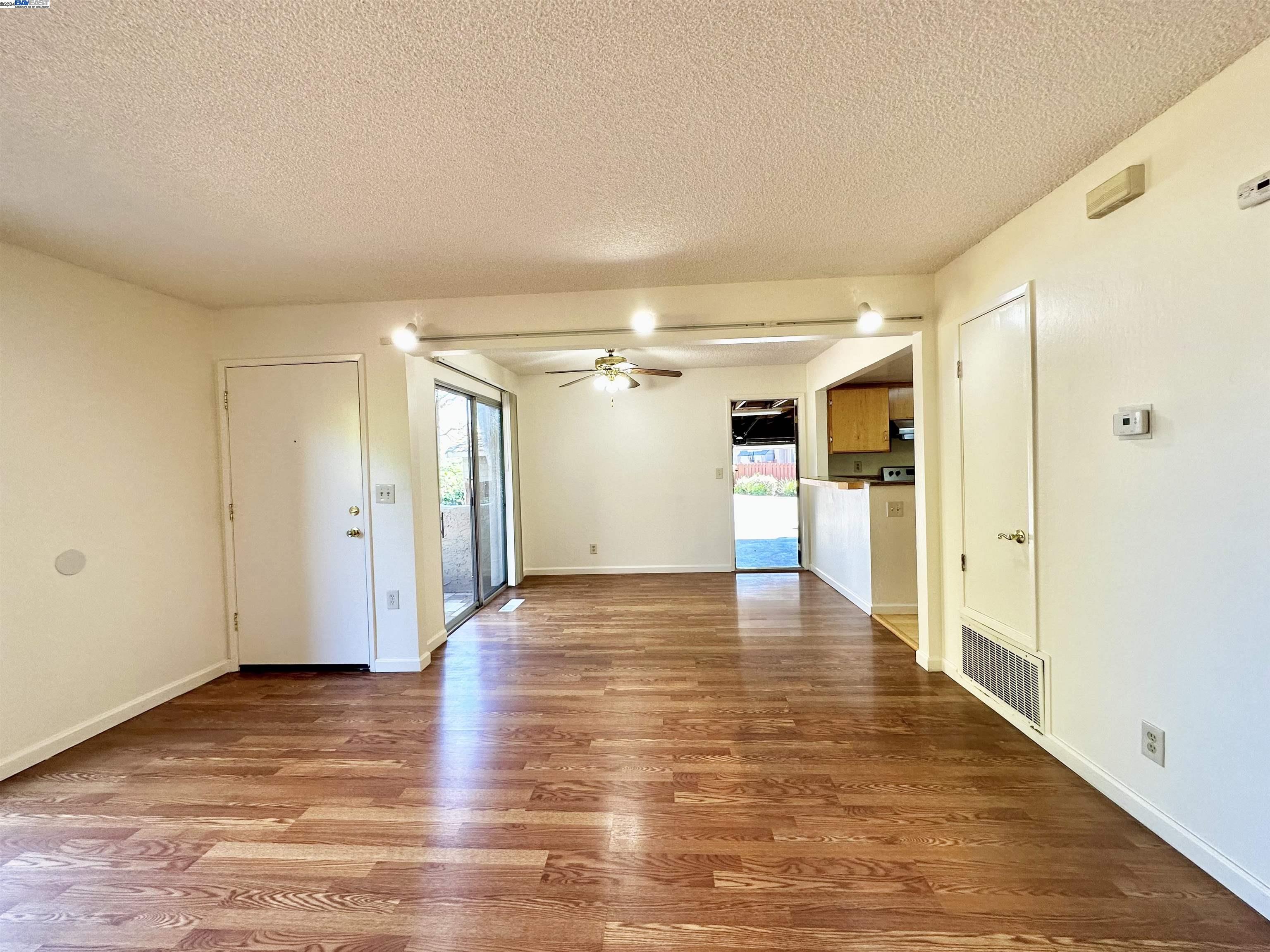 Detail Gallery Image 9 of 33 For 30 Campo Verde Cir, San Pablo,  CA 94806 - 2 Beds | 2/1 Baths