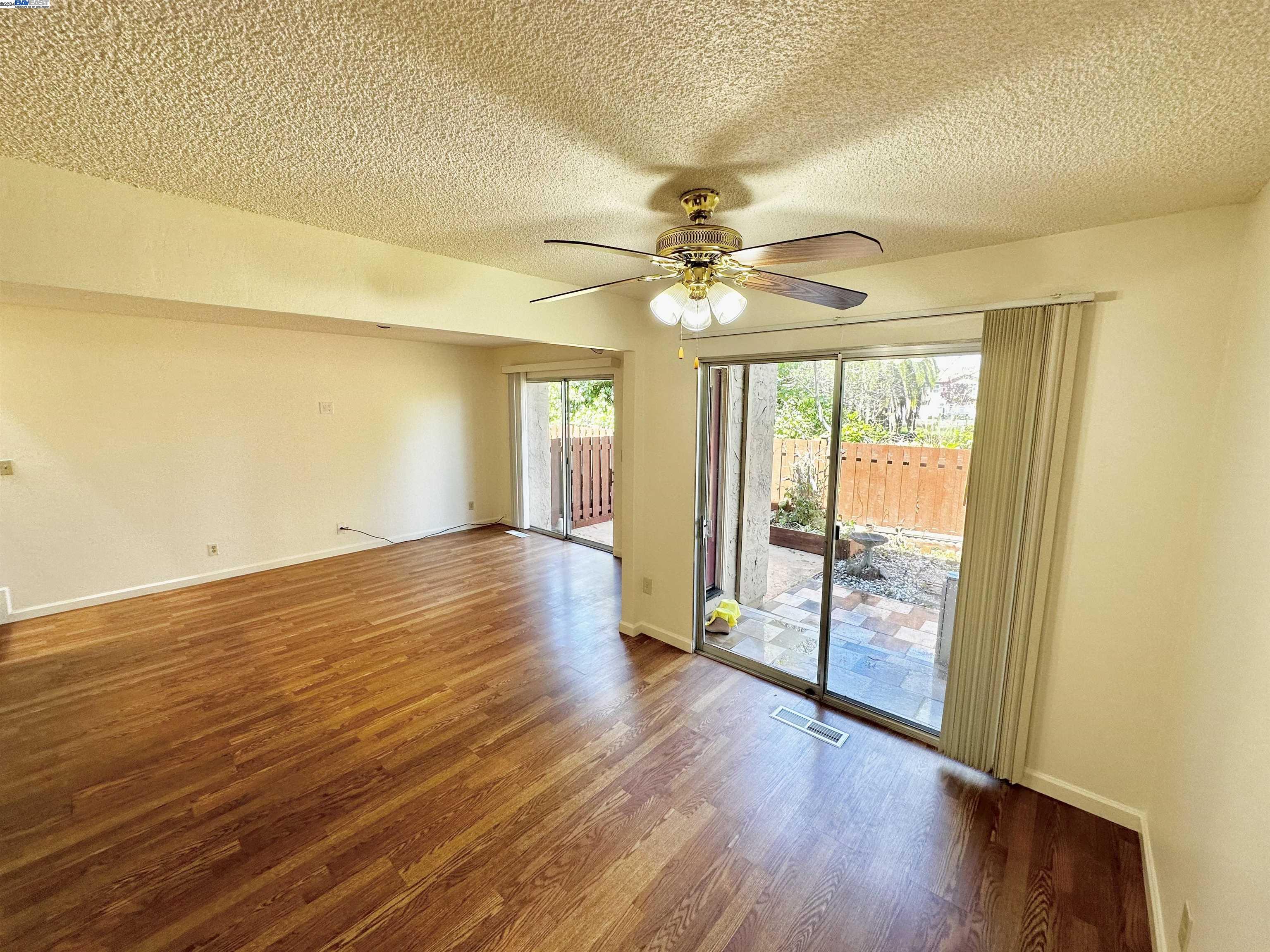 Detail Gallery Image 10 of 33 For 30 Campo Verde Cir, San Pablo,  CA 94806 - 2 Beds | 2/1 Baths