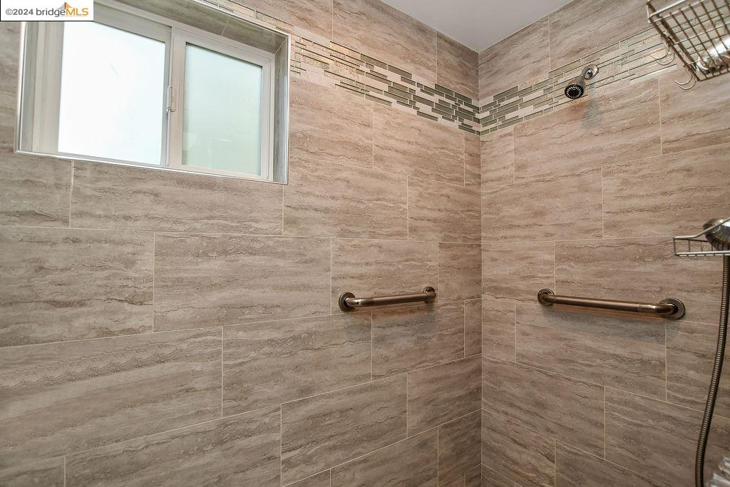 Detail Gallery Image 16 of 33 For 428 Wisteria Dr, East Palo Alto,  CA 94303 - 3 Beds | 2 Baths