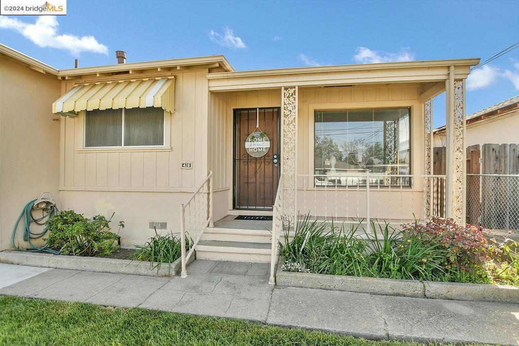 Detail Gallery Image 4 of 33 For 428 Wisteria Dr, East Palo Alto,  CA 94303 - 3 Beds | 2 Baths