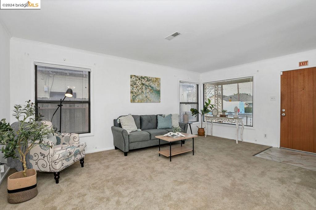 Detail Gallery Image 6 of 33 For 428 Wisteria Dr, East Palo Alto,  CA 94303 - 3 Beds | 2 Baths