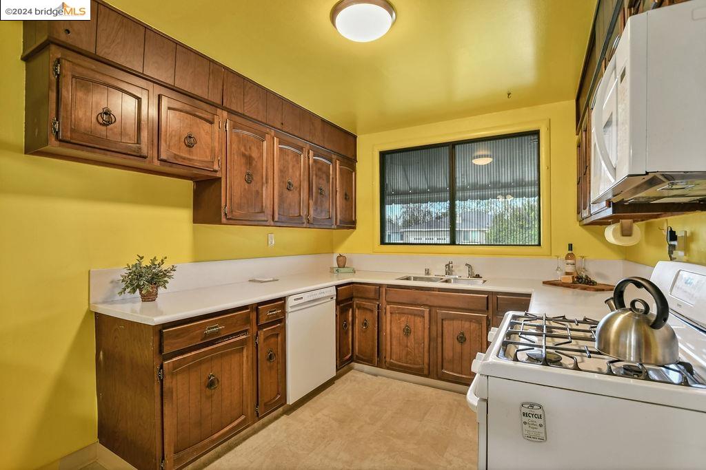 Detail Gallery Image 10 of 33 For 428 Wisteria Dr, East Palo Alto,  CA 94303 - 3 Beds | 2 Baths