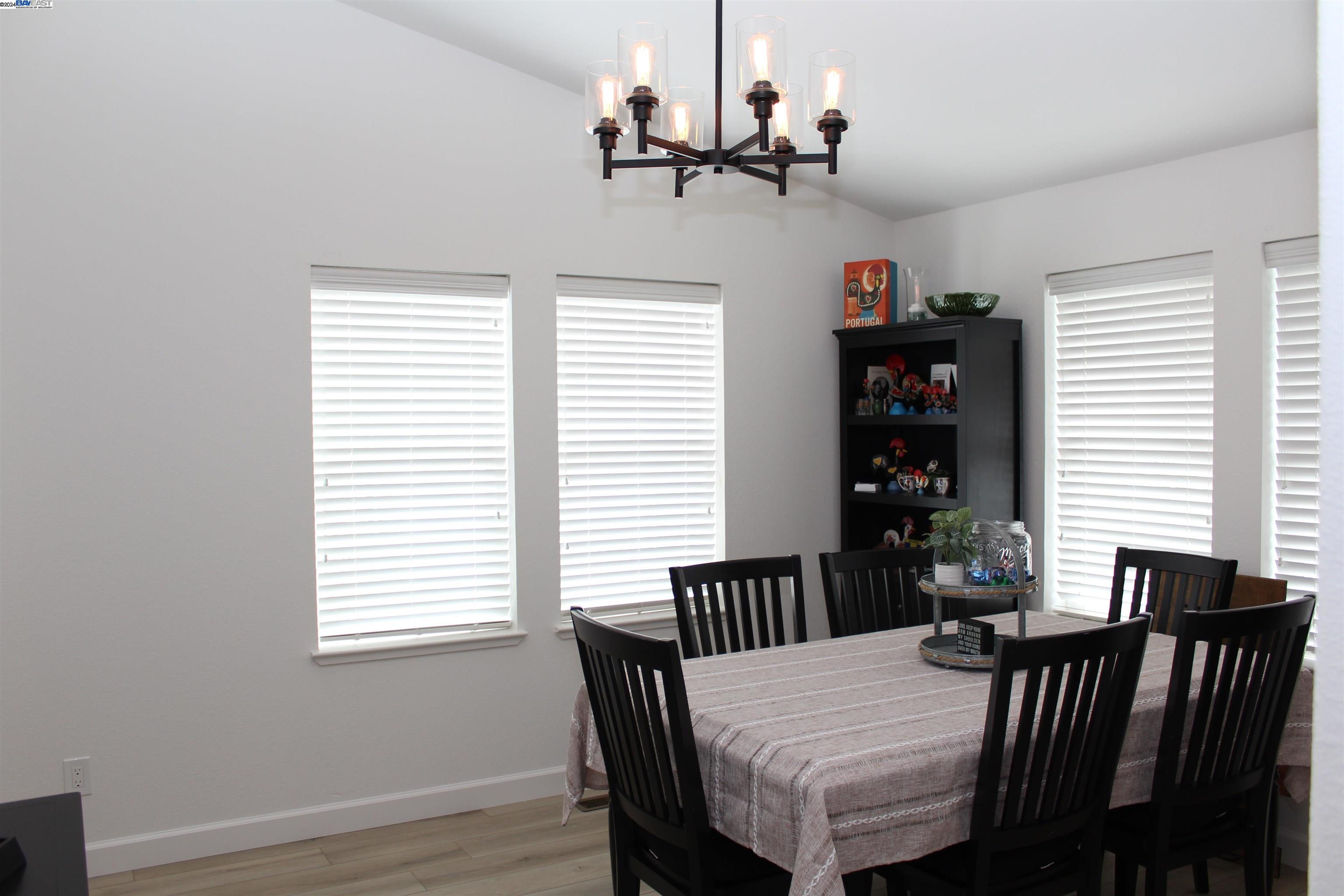 Detail Gallery Image 11 of 39 For 29061 Westbourne, Hayward,  CA 94544 - 3 Beds | 2 Baths