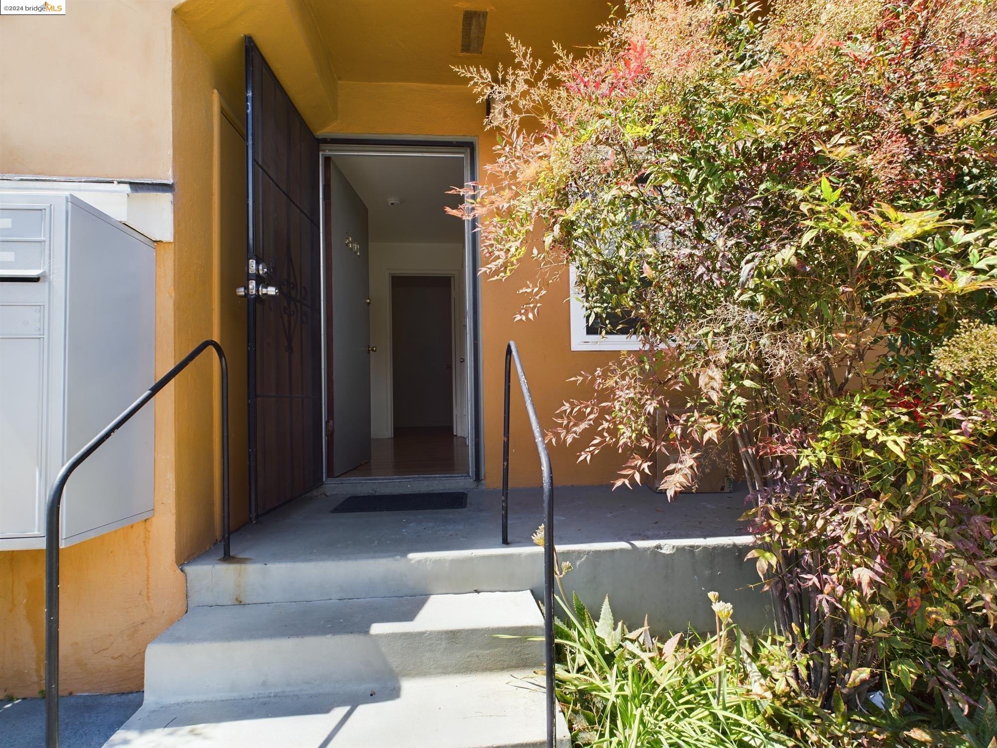 Detail Gallery Image 5 of 16 For 3801 Opal Street, Oakland,  CA 94609 - 1 Beds | 1 Baths
