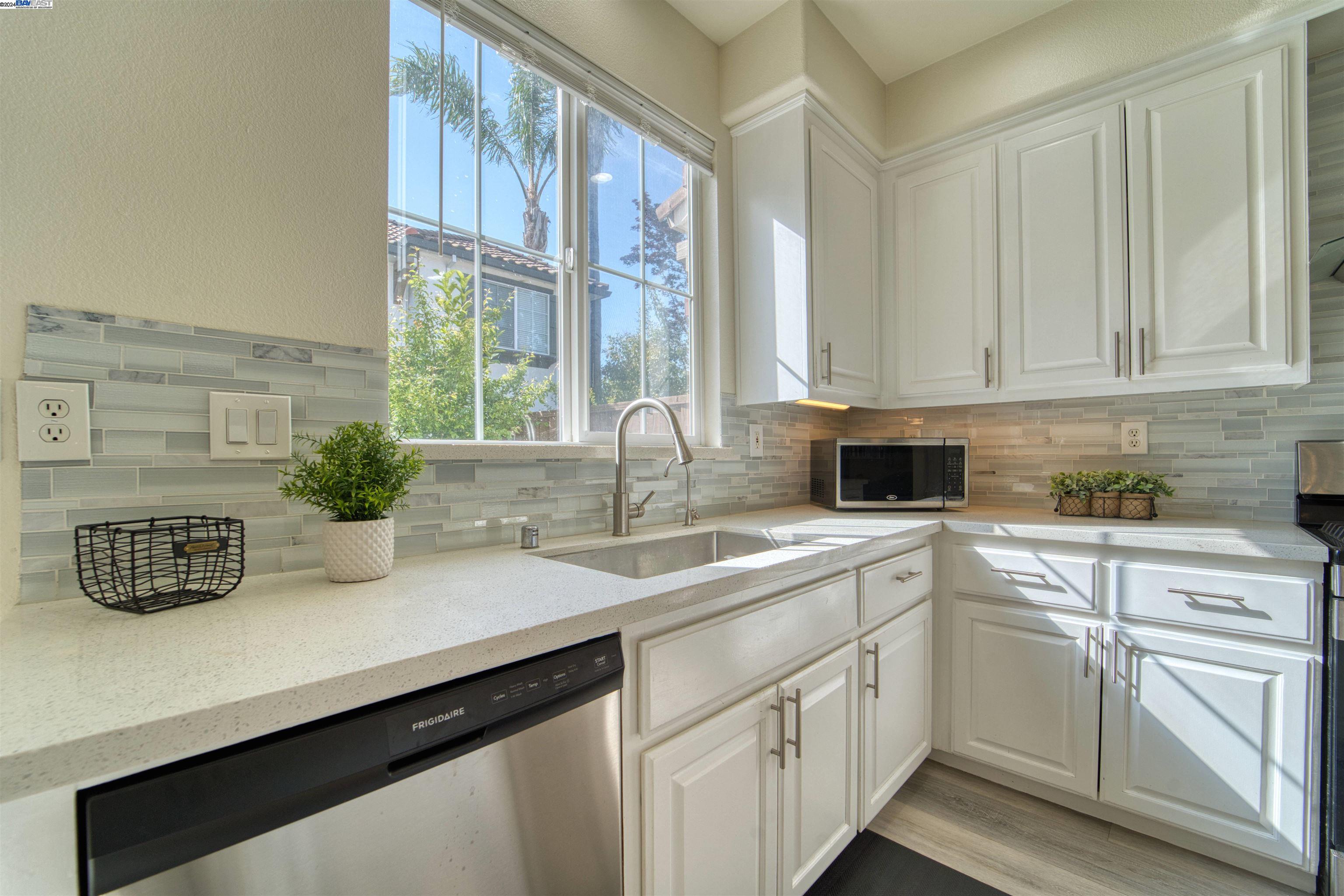 Detail Gallery Image 13 of 41 For 35481 Monterra Cir, Union City,  CA 94587 - 2 Beds | 2/1 Baths