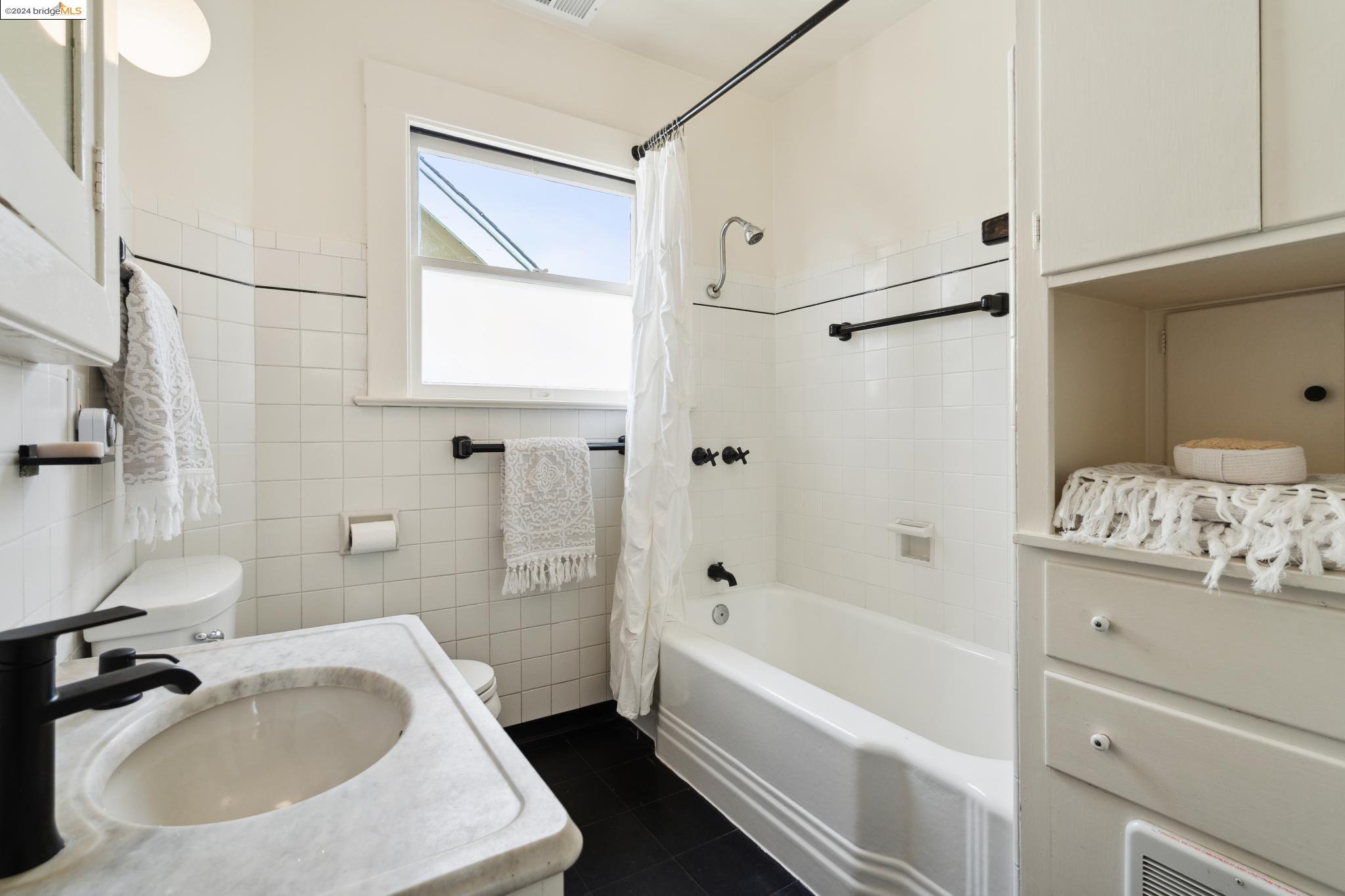 Detail Gallery Image 24 of 53 For 5248 Desmond St, Oakland,  CA 94618 - – Beds | – Baths