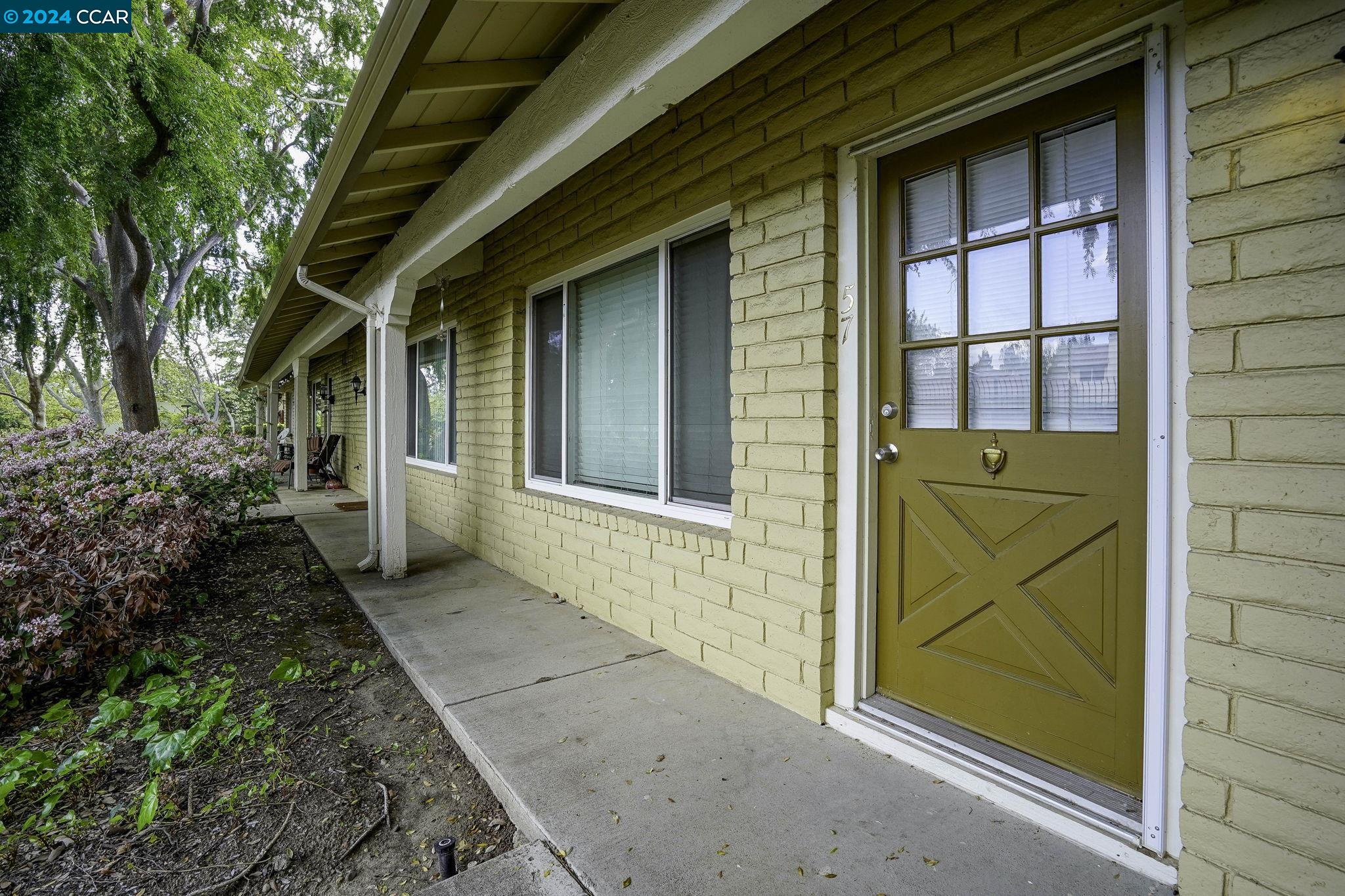 Detail Gallery Image 2 of 31 For 57 Fountainhead Ct, Martinez,  CA 94553 - 3 Beds | 1/1 Baths