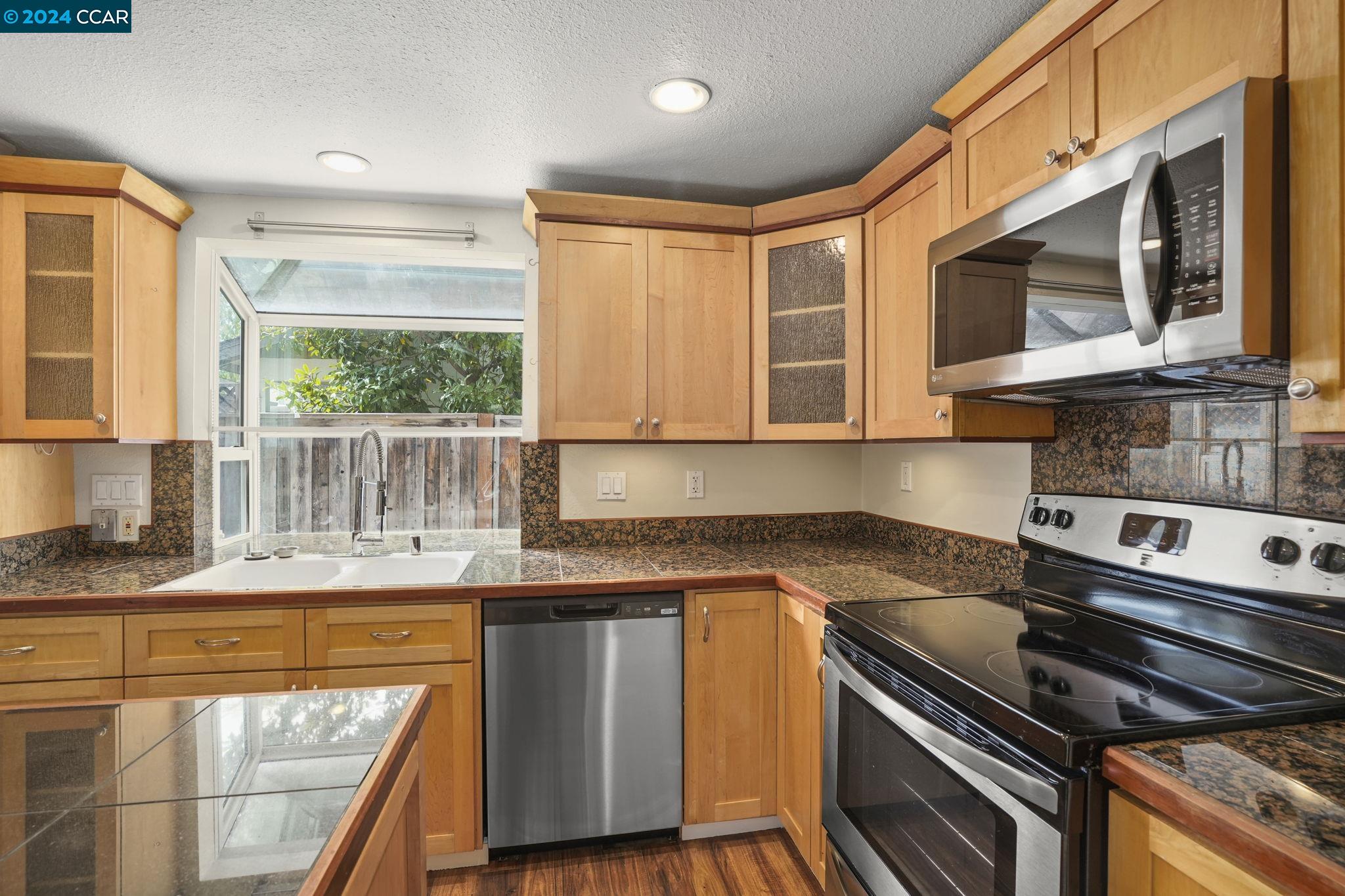 Detail Gallery Image 8 of 31 For 57 Fountainhead Ct, Martinez,  CA 94553 - 3 Beds | 1/1 Baths