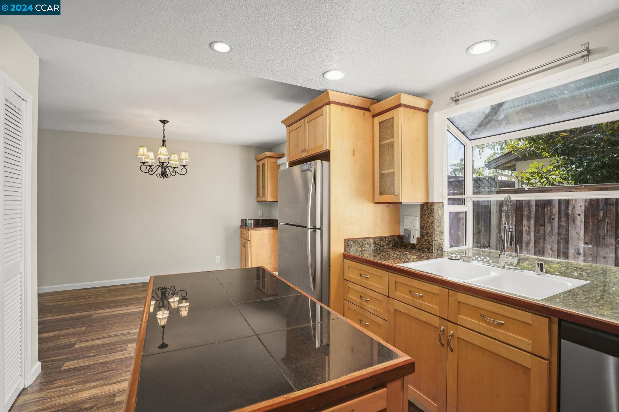 Detail Gallery Image 9 of 31 For 57 Fountainhead Ct, Martinez,  CA 94553 - 3 Beds | 1/1 Baths