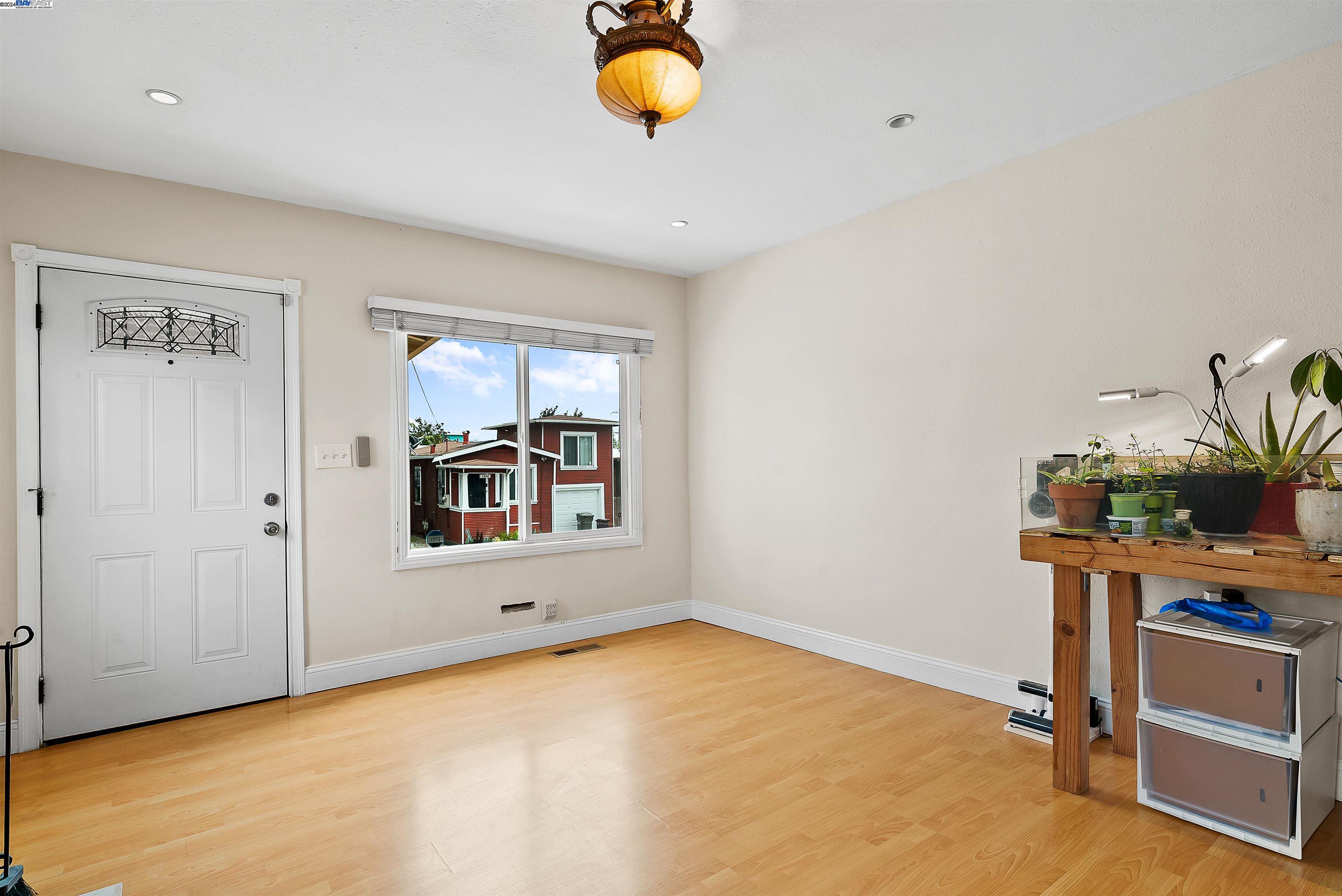 Detail Gallery Image 3 of 31 For 2933 Havenscourt Blvd, Oakland,  CA 94605 - 2 Beds | 1 Baths