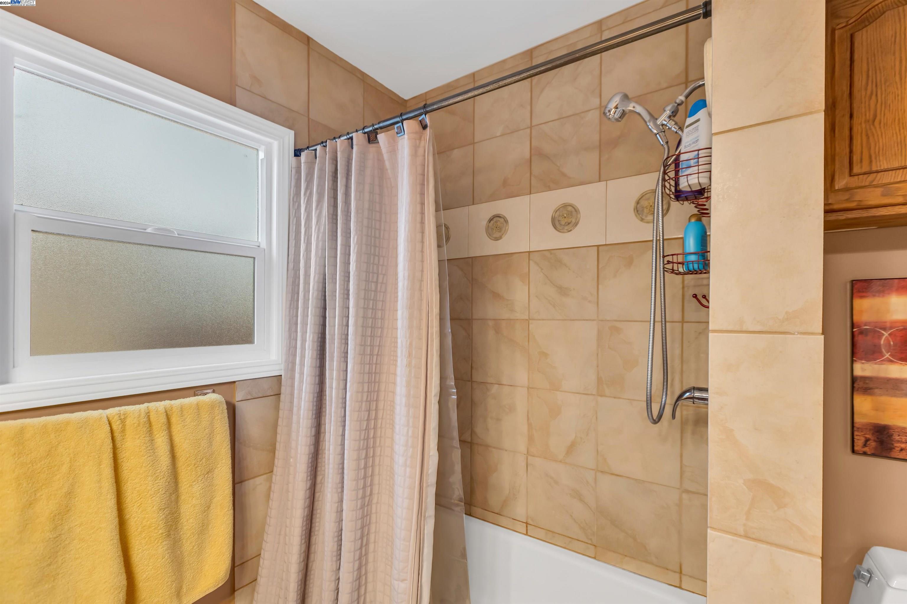 Detail Gallery Image 5 of 46 For 2272 90th Ave, Oakland,  CA 94603 - 3 Beds | 2 Baths