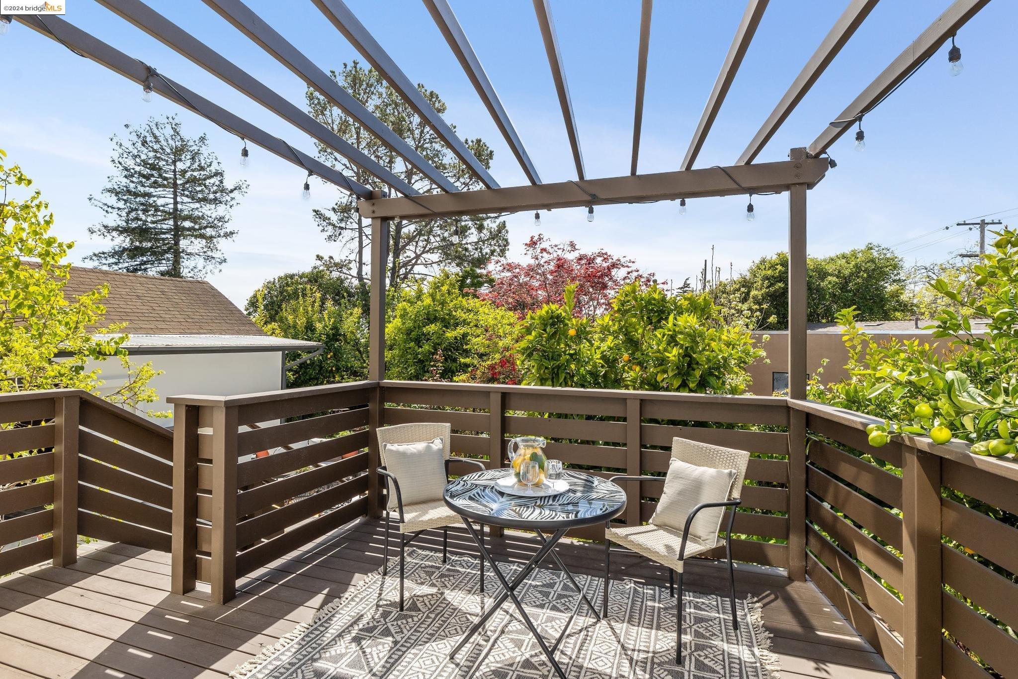 Detail Gallery Image 23 of 60 For 1106 Colusa Ave, Berkeley,  CA 94707 - 4 Beds | 2/1 Baths
