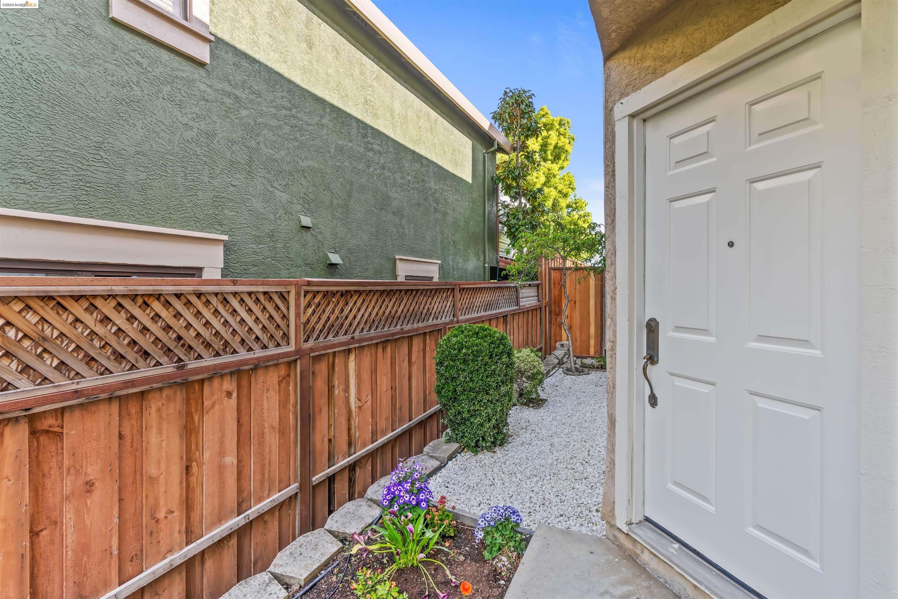 Detail Gallery Image 7 of 42 For 2785 Parkway Dr, Martinez,  CA 94553 - 4 Beds | 2/1 Baths
