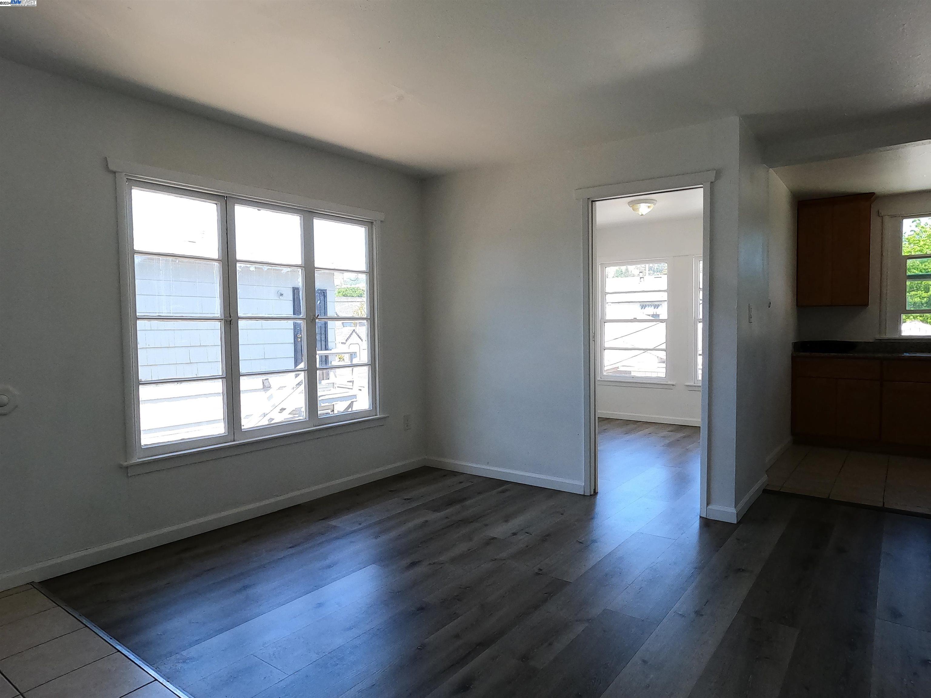Detail Gallery Image 4 of 16 For 7858 Bancroft Ave #D,  Oakland,  CA 94605 - 2 Beds | 1 Baths