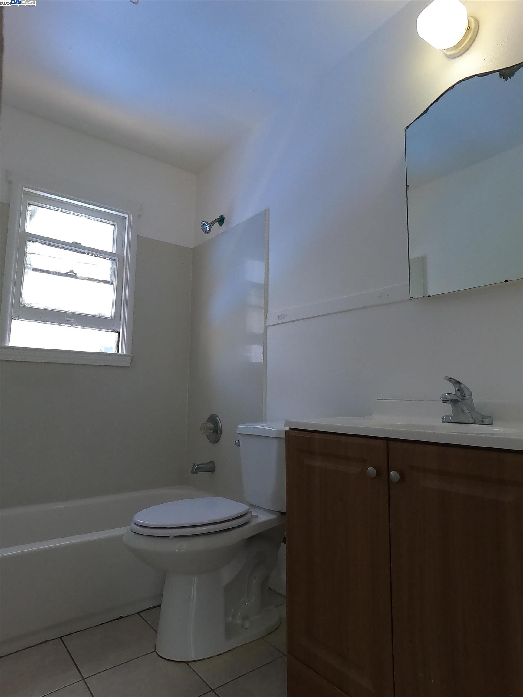 Detail Gallery Image 7 of 16 For 7858 Bancroft Ave #D,  Oakland,  CA 94605 - 2 Beds | 1 Baths