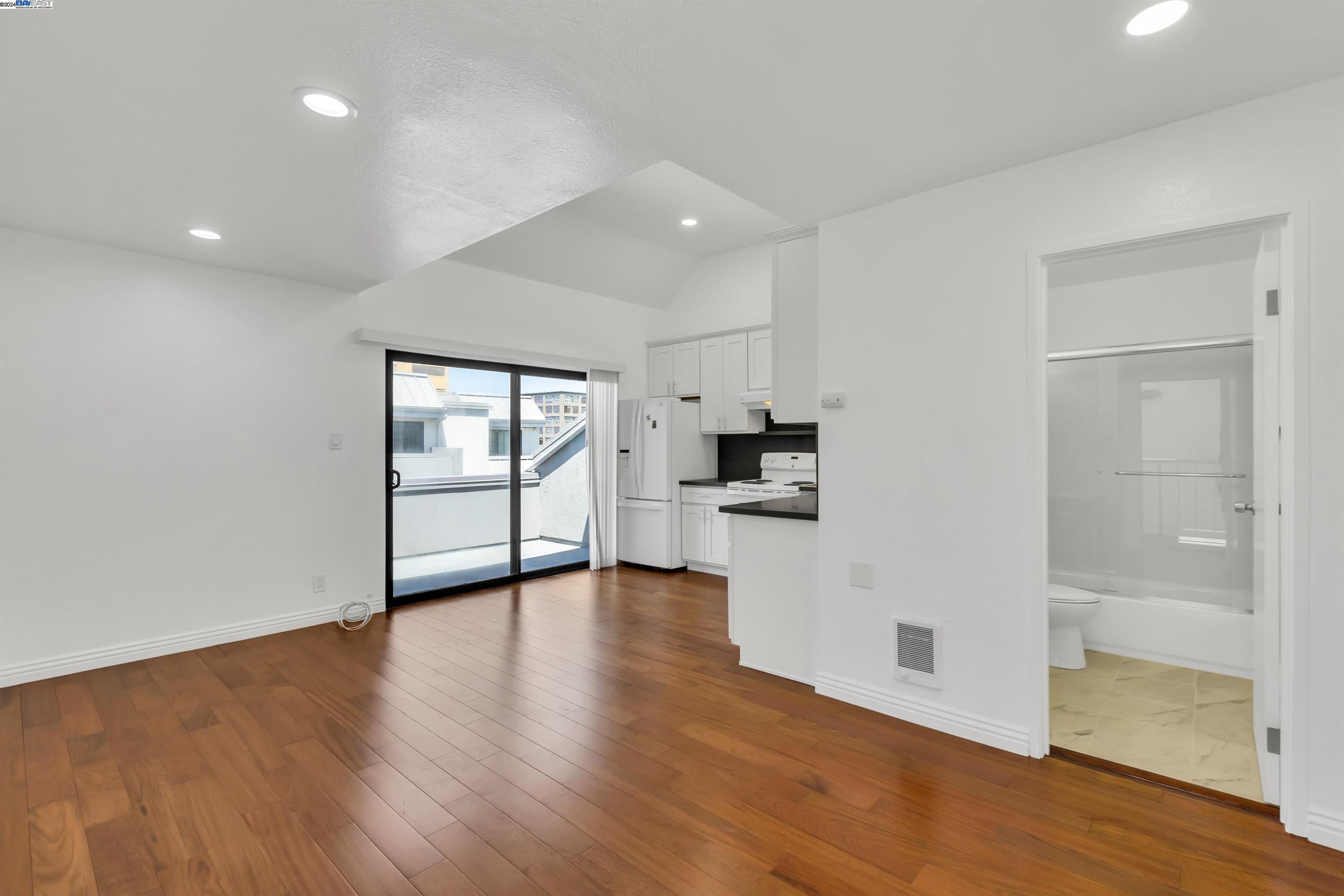 Detail Gallery Image 2 of 10 For 5 W Embarcadero #332,  Oakland,  CA 94606-44 - 1 Beds | 2 Baths