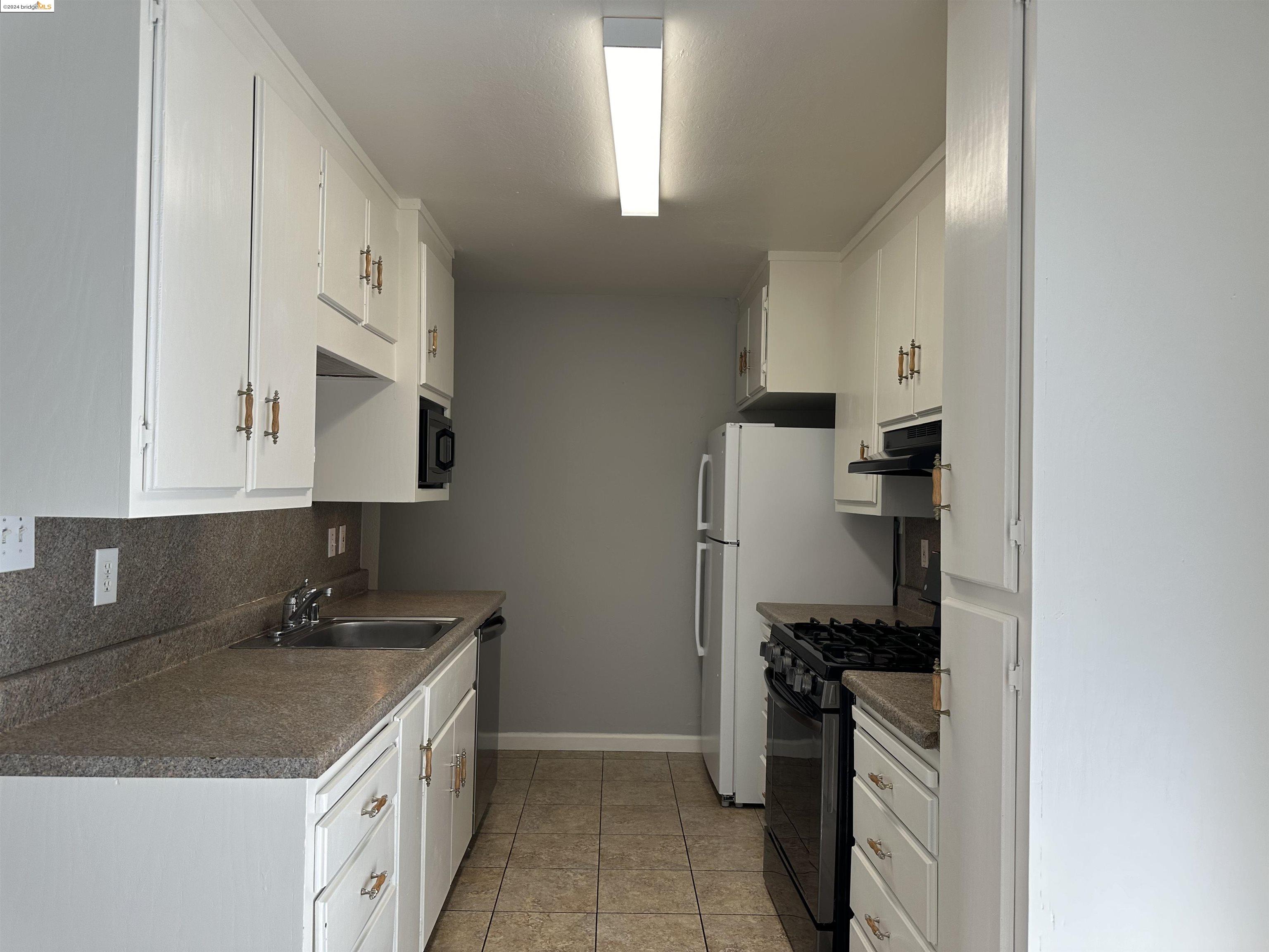 Detail Gallery Image 3 of 7 For 153 E 15th St, Pittsburg,  CA 94565 - 3 Beds | 1/1 Baths