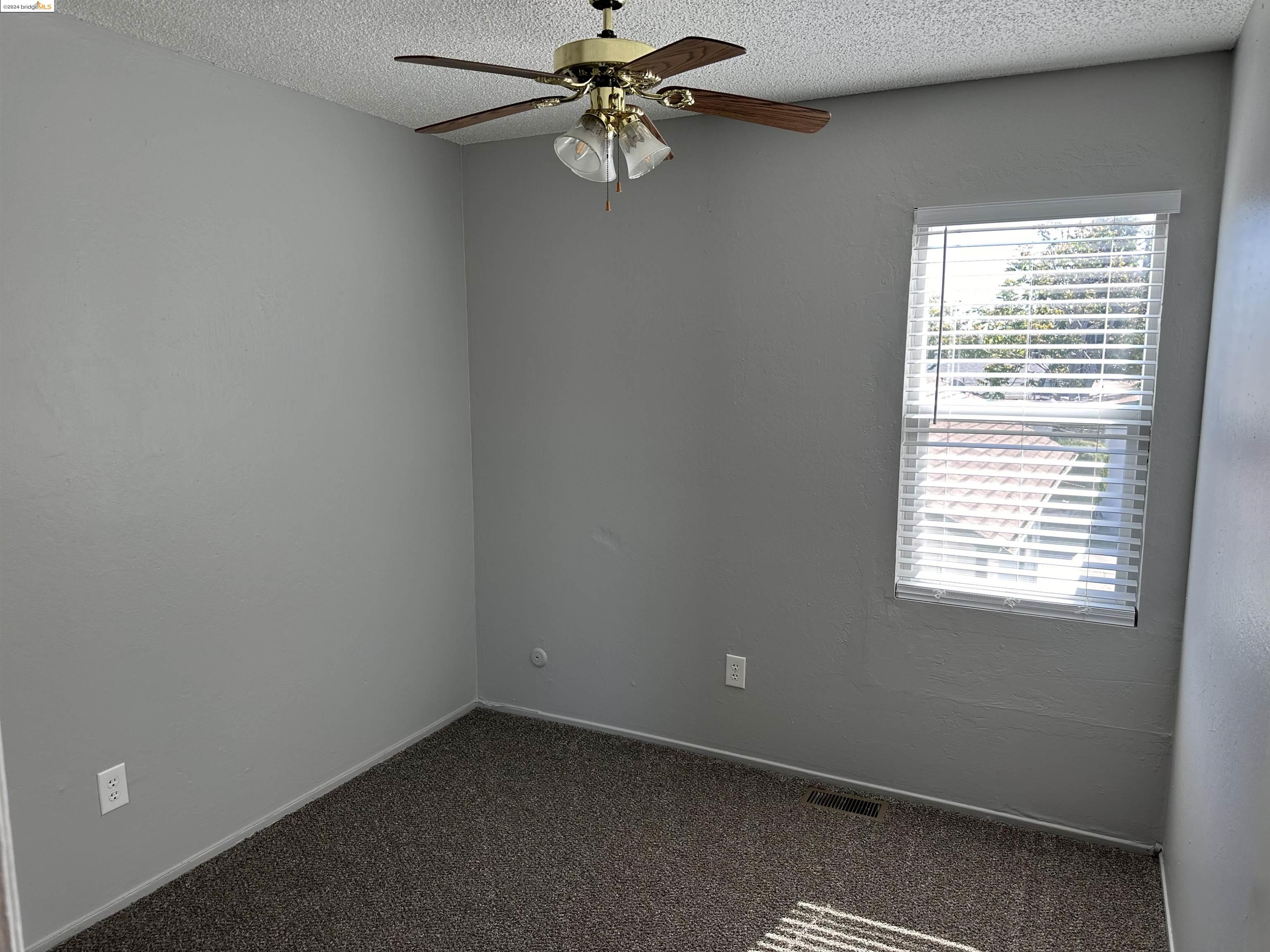 Detail Gallery Image 4 of 7 For 153 E 15th St, Pittsburg,  CA 94565 - 3 Beds | 1/1 Baths