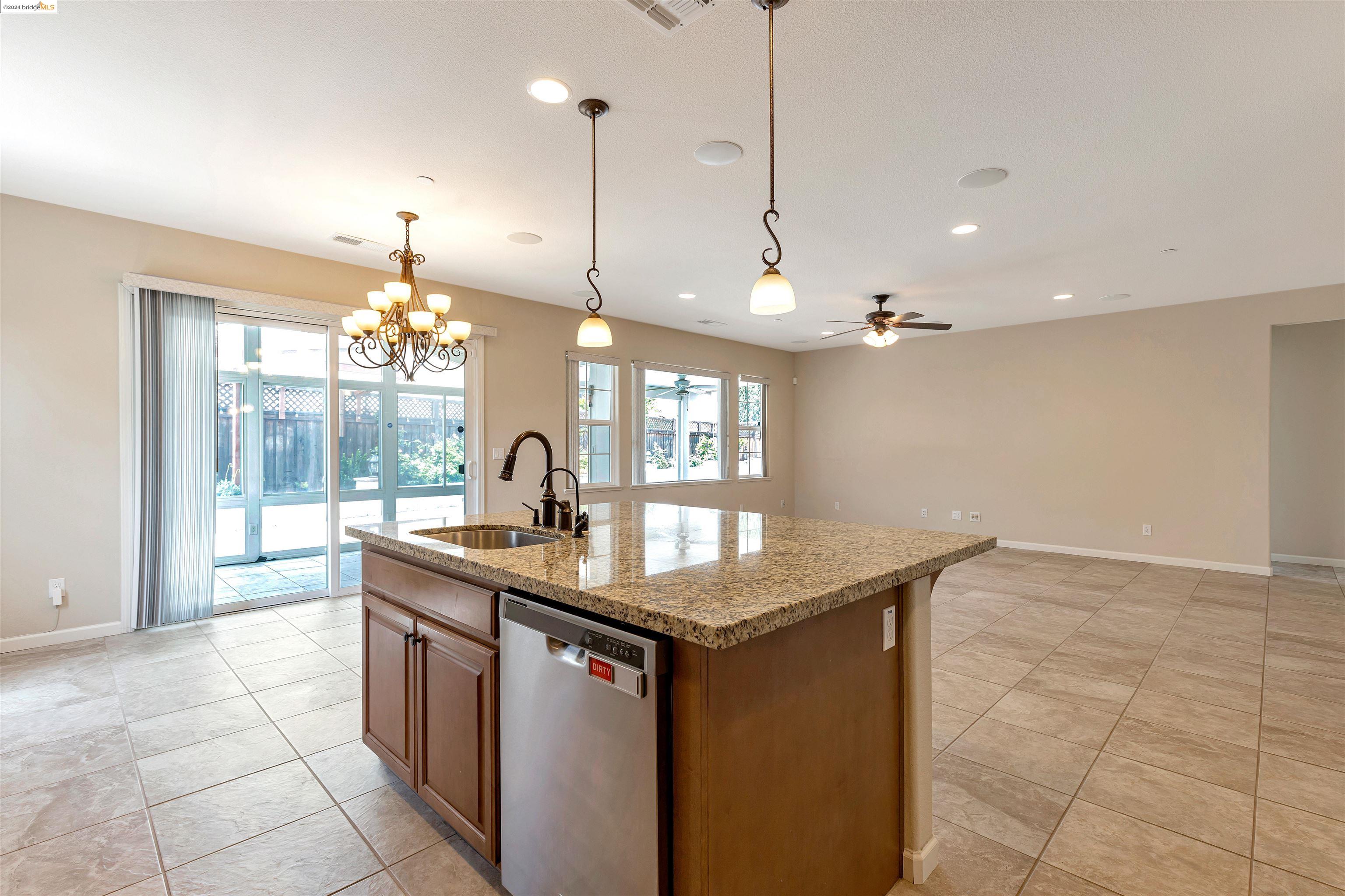 Detail Gallery Image 11 of 48 For 1755 Hummingbird Way, Tracy,  CA 95376 - 3 Beds | 2/1 Baths