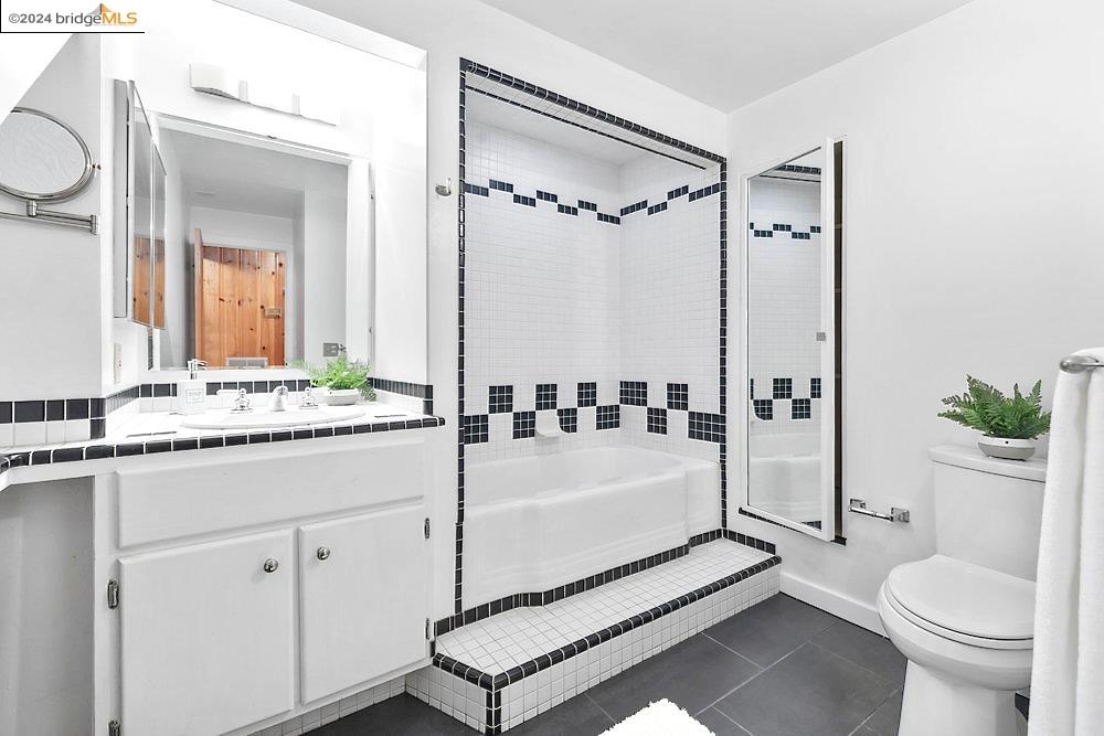 Detail Gallery Image 18 of 27 For 5800 Florence Terrace, Oakland,  CA 94611 - 3 Beds | 2/1 Baths