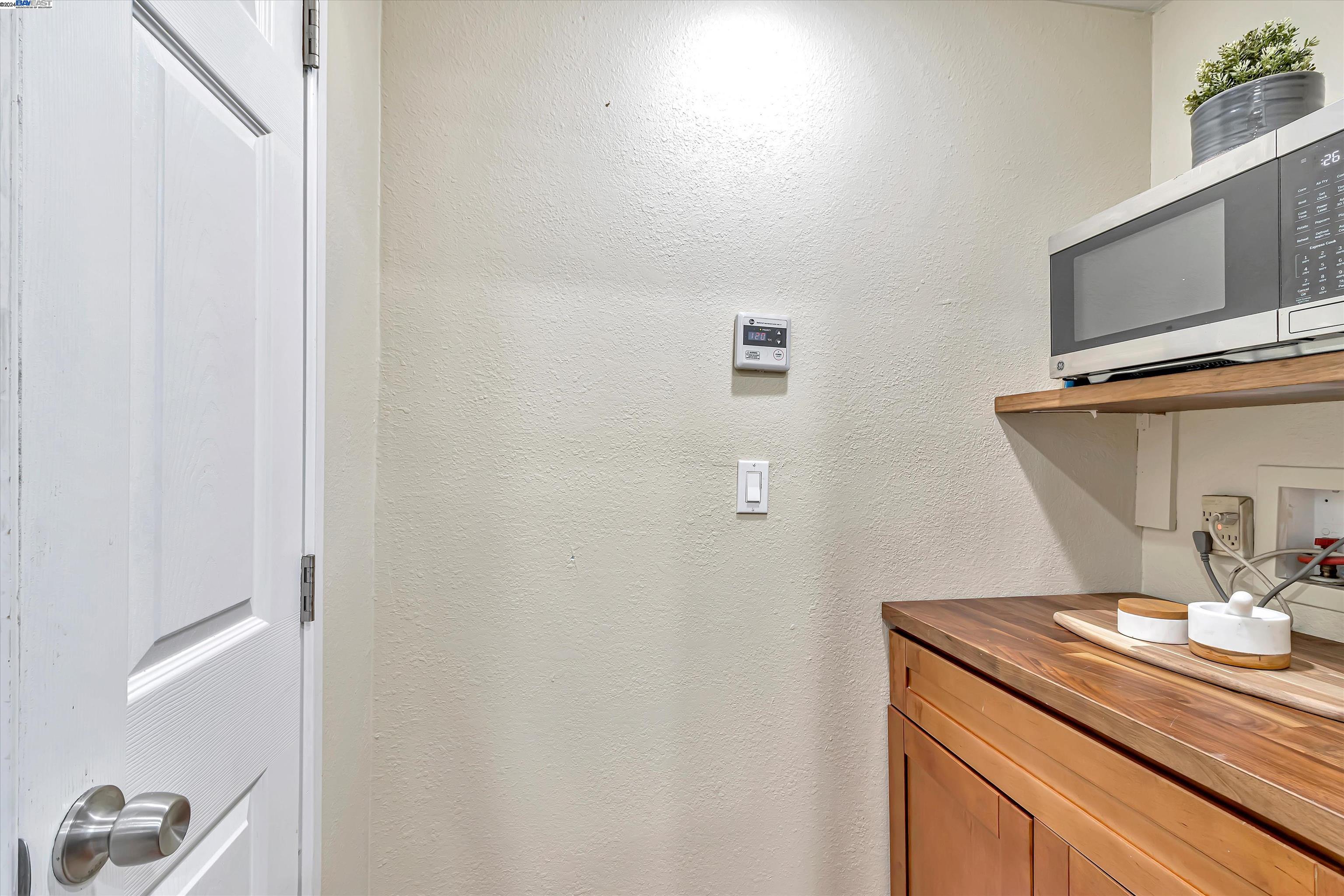Detail Gallery Image 13 of 34 For 16 Foster Ct, Oakland,  CA 94603 - 3 Beds | 2 Baths